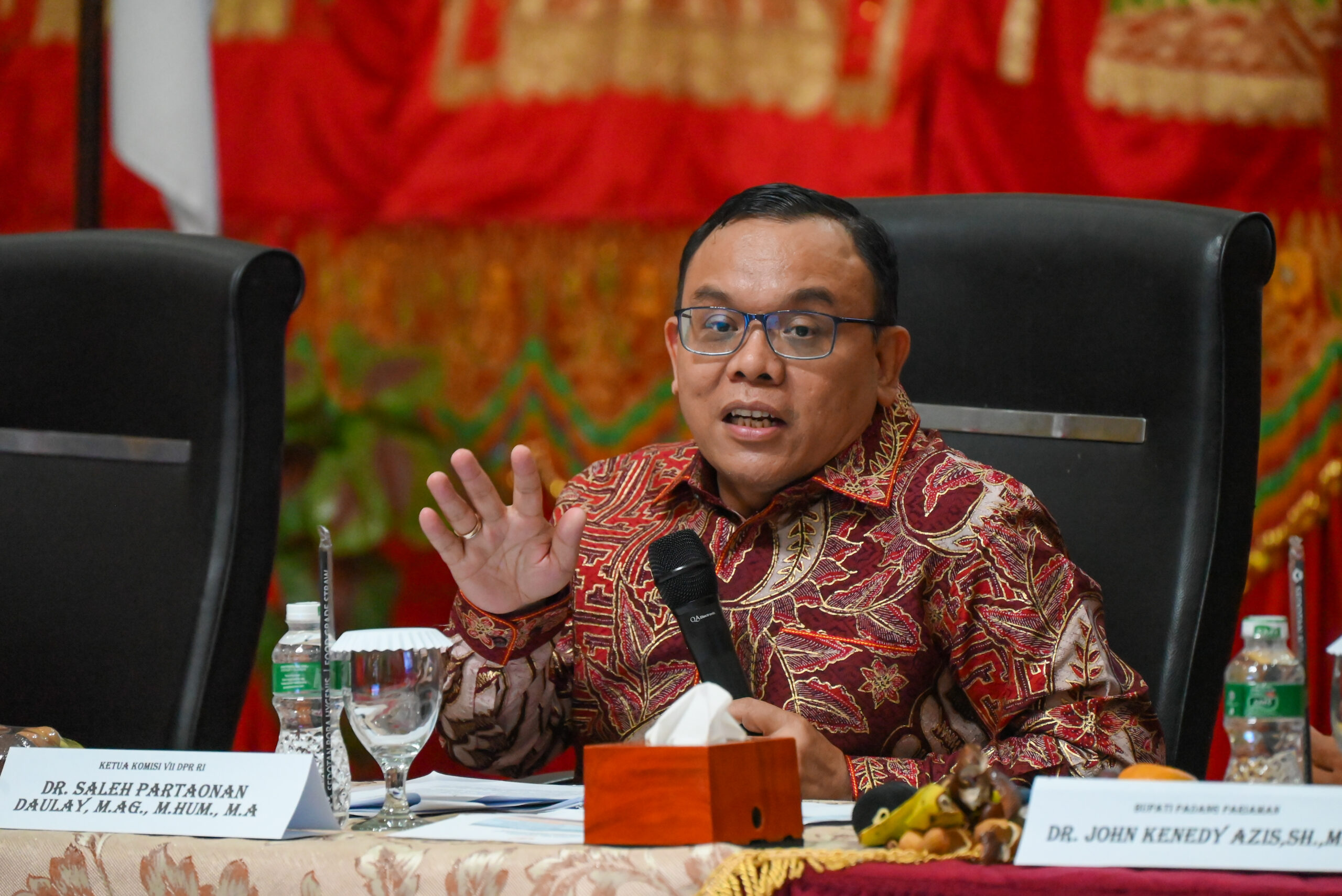 Ketua Komisi VII DPR RI, Saleh Partaonan Daulay dalam kunjungan kerja reses Komisi VII DPR RI di Padang Pariaman, Sumatera Barat, Senin (22/12/2025). Foto: Ndy/Karisma.