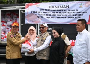 Anggota Timwas Bencana DPR RI, Reni Astuti saat mengikuti Timwas Penanganan Bencana ke Kabupaten Lumajang, Jawa Timur, Rabu (26/11/2025). Untuk memastikan penanganan bencana erupsi Gunung Semeru berjalan komprehensif. Foto : Ssb/Andri