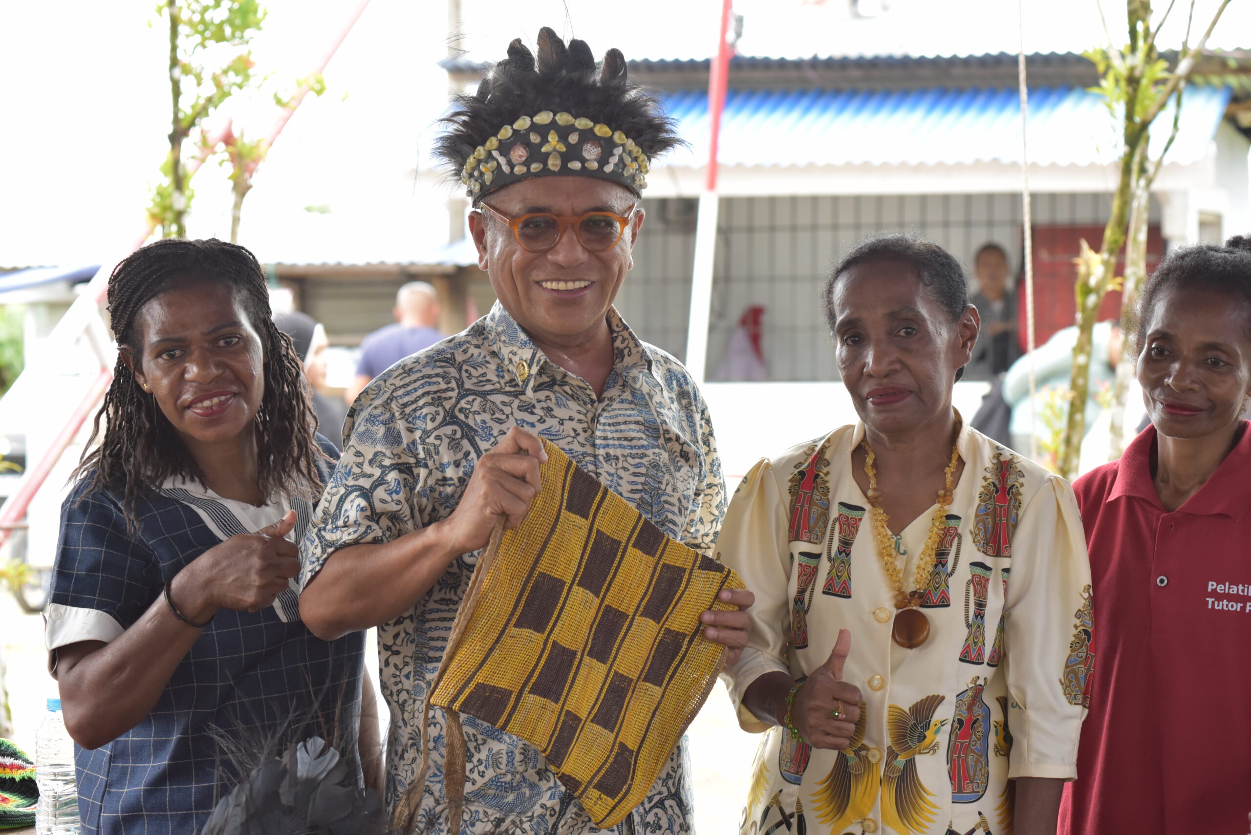 Anggota Komisi VII DPR RI, Samuel JD Wattimena, saat melakukan kunjungan kerja spesifik ke Sanggar Seni Nini Bili di Kota Sorong, Papua Barat Daya. Foto: Singgih/vel.
