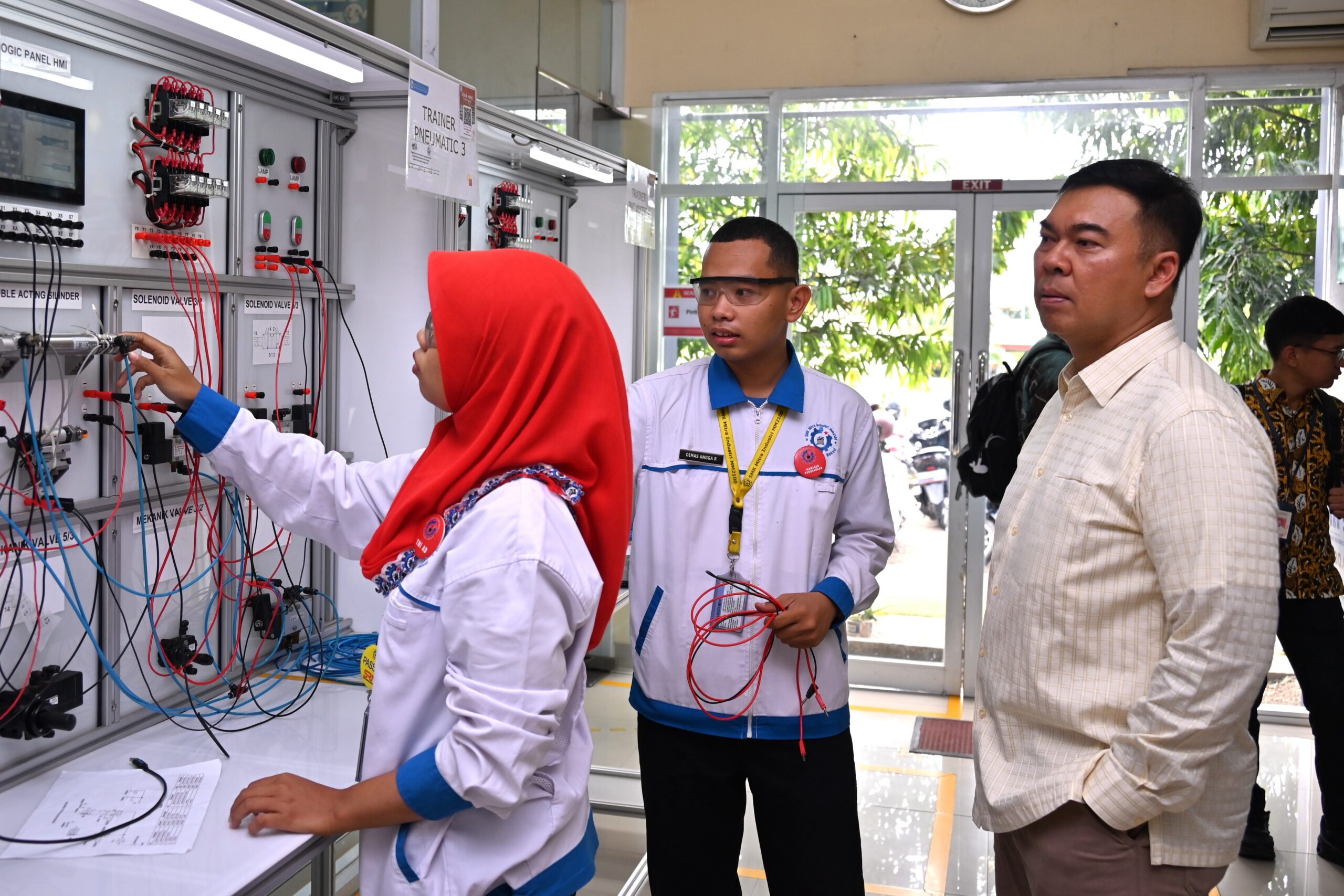 Anggota Komisi VII DPR RI, Rycko Menoza dalam kunjungan kerja spesifik ke Kawasan Industri MM2100, Cikarang, Bekasi, Jawa Barat, Rabu (26/11/2025). Foto : Uc/Andri