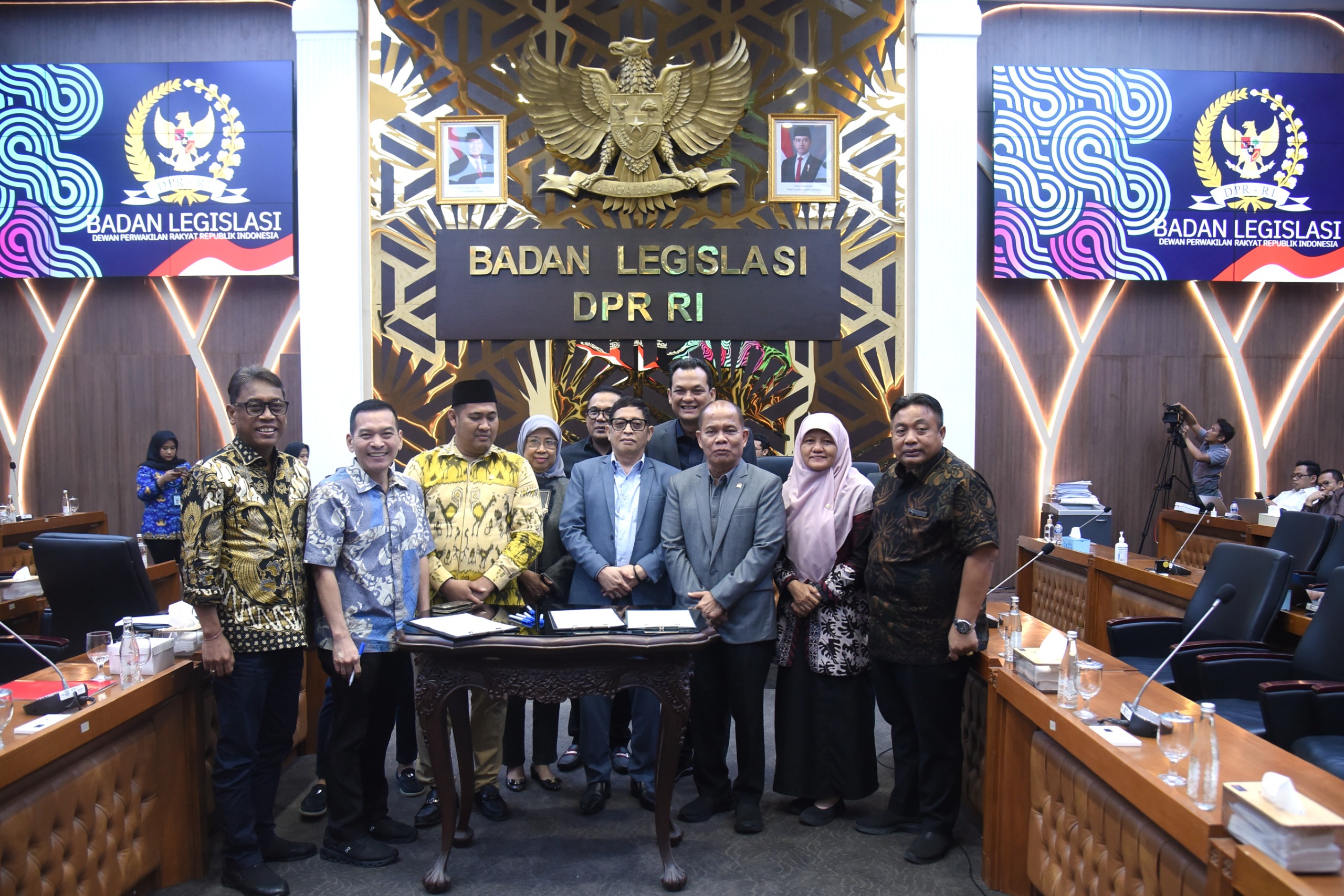 Pimpinan dan Anggota Baleg DPR RI usai penandatanganan Pengambilan Keputusan Atas Hasil Penyusunan RUU BPIP di Gedung Nusantara I DPR RI, Senayan, Jakarta, Senin (1/12/2025). Foto: Geraldi/vel.