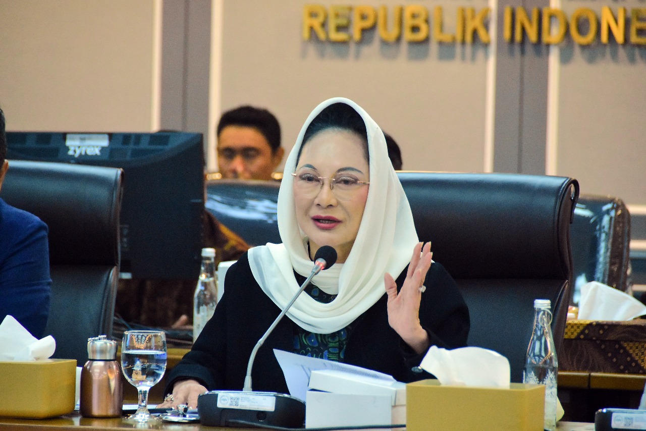 Wakil Ketua Komisi XIII DPR RI Dewi Asmara saat RDP/RDPU Komisi XIII bersama Dirjen AHU Kementerian Hukum, Dirjen Imigrasi, serta perwakilan HAKAN dan APAB di Gedung DPR RI, Senayan, Kamis (27/11/2025). Foto : Sari/Andri