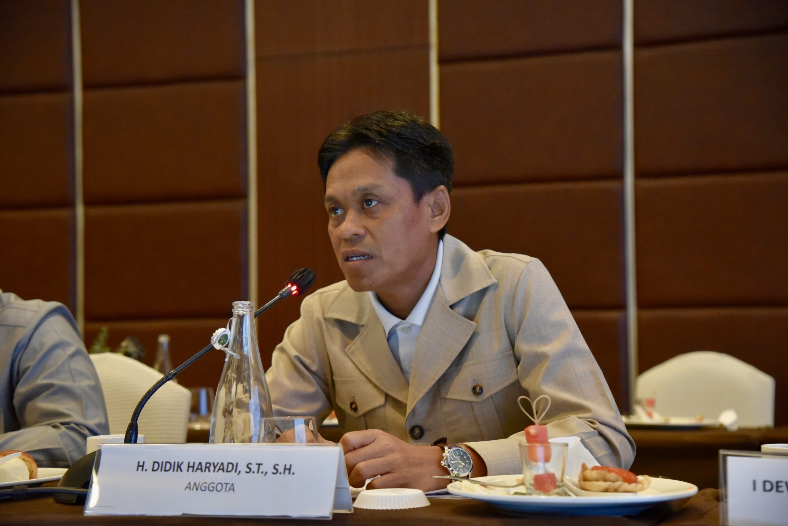 Anggota Komisi XI DPR RI Didik Haryadi saat mengikuti pertemuan kunjungan kerja spesifik Komisi XI DPR RI di Badung, Bali, Sabtu (4/12/2025). Foto: Bunga/vel.