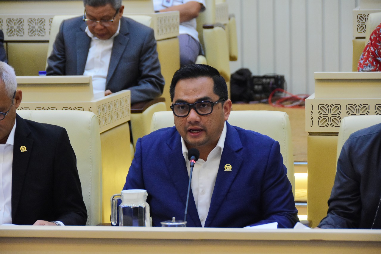 Ketua Komisi II DPR RI M. Rifqinizamy Karsayuda saat konferensi pers di Ruang Rapat Komisi II, Gedung Nusantara, DPR RI, Senayan, Jakarta, Senin (8/12/2025). Foto: Sari/vel.