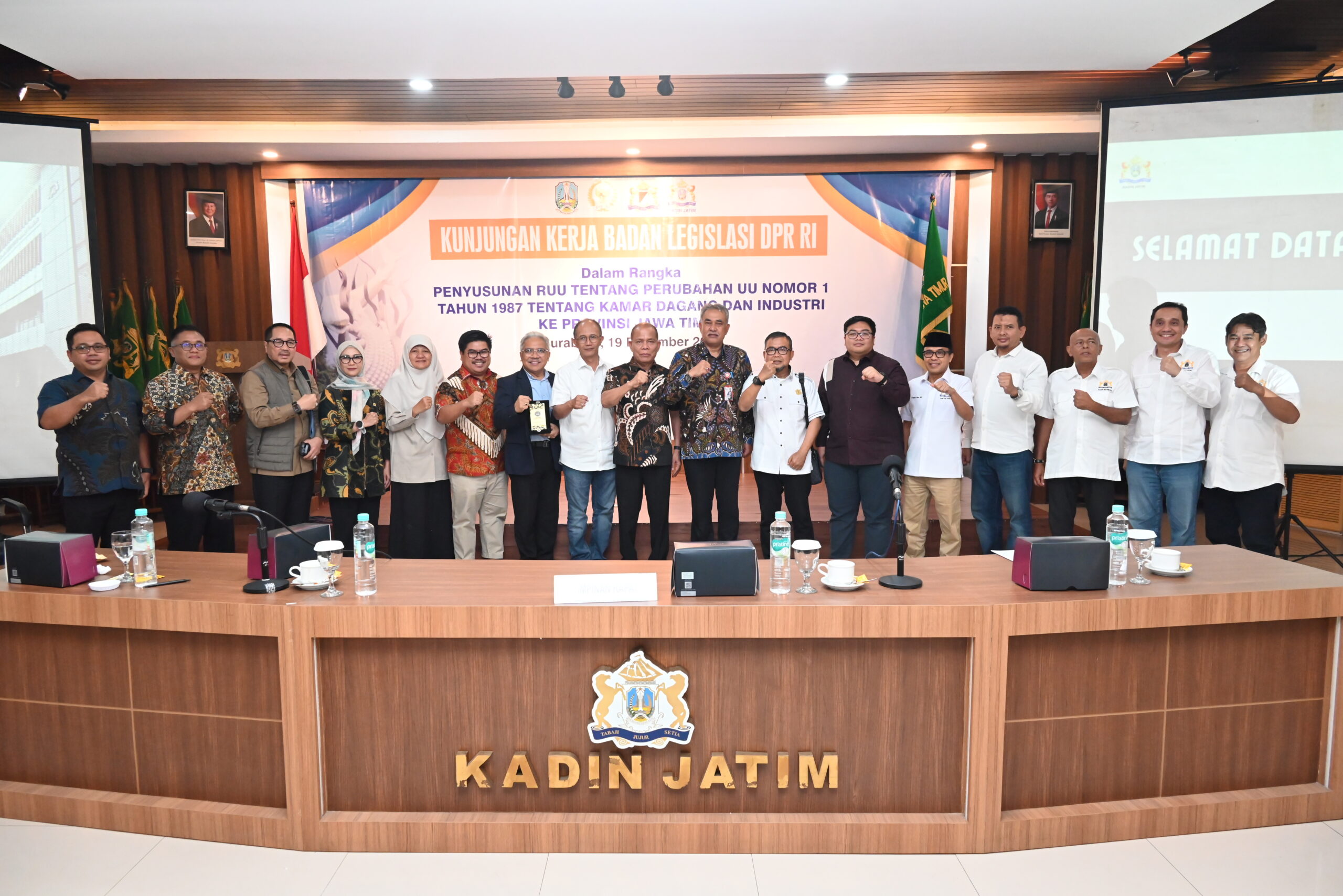 Wakil Ketua Badan Legislasi (Baleg) DPR RI, Sturman Panjaitan memimpin rapat Kunjungan Kerja Badan Legislasi (Baleg) DPR RI di Kantor Kadin Jawa Timur, Kota Surabaya, Provinsi Jawa Timur, Jumat (19/12/2025). Foto : aas/Andri.