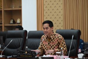 Wakil Ketua Komisi VI DPR RI Adisatrya Suryo Sulisto saatRDP Komisi VI bersama Direktur Utama PT Garuda Indonesia di Gedung Nusantara I, DPR RI Senayan, Jakarta, Senin (1/12/2025). Foto: Mahendra/vel.