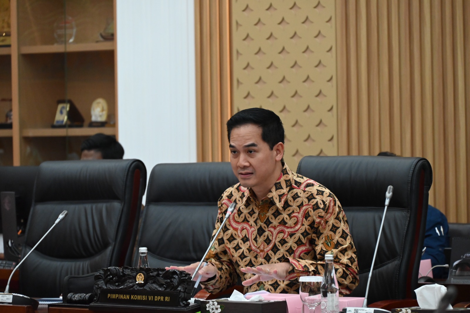 Wakil Ketua Komisi VI DPR RI Adisatrya Suryo Sulisto saatRDP Komisi VI bersama Direktur Utama PT Garuda Indonesia di Gedung Nusantara I, DPR RI Senayan, Jakarta, Senin (1/12/2025). Foto: Mahendra/vel.