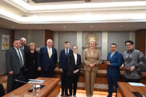 Wakil Ketua BKSAP DPR RI, Ravindra Airlangga (kanan) usai pertemuan friendly talk bersama delegasi Komisi Luar Negeri Parlemen Rusia. Foto: Mares/vel.