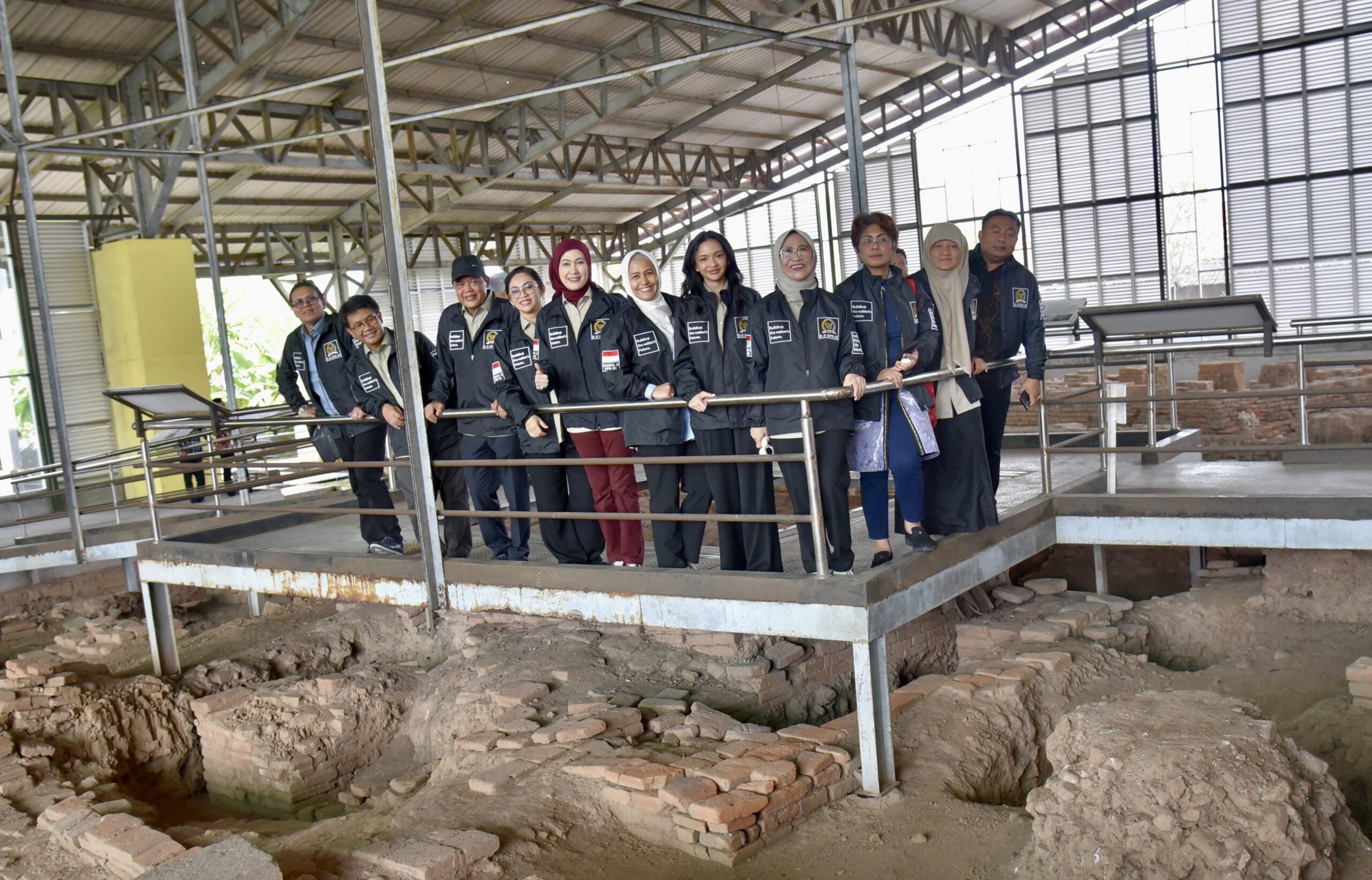 Wakil Ketua Komisi X DPR RI Hetifah Sjaifudian saat meninjau situs Candi Trowulan, Mojokerto, Jawa Timur, Jumat (28/11/2025). Foto : Blf/Andri