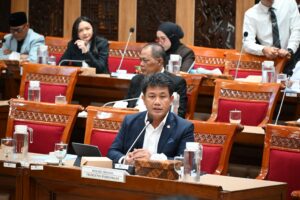 Anggota Komisi X DPR RI Bonnie Triyana saat mengikuti Rapat Kerja Komisi X DPR RI bersama Menteri Pendidikan Tinggi, Sains, dan Teknologi (Mendiktisaintek) RI serta Badan Riset dan Inovasi Nasional (BRIN), di Gedung Nusantara I. Foto: Mares/vel.