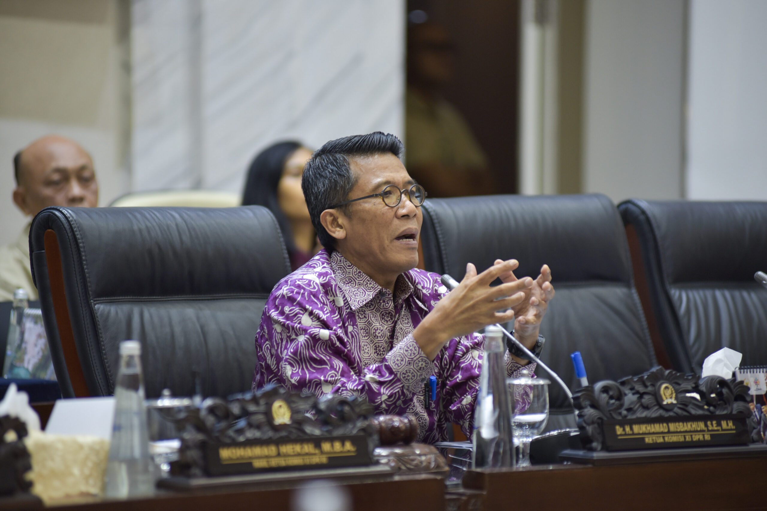 Ketua Komisi XI DPR RI, Mukhamad Misbakhun saat membuka rapat Kerja Komisi XI DPR dengan Ketua Dewan Komisioner OJK, Mahendra Siregar, serta Kepala Eksekutif Pengawas Pasar Modal di ruang rapat Komisi XI DPR RI, Senayan, Jakarta, Rabu (3/12/2025). Foto : Kresno/Han.