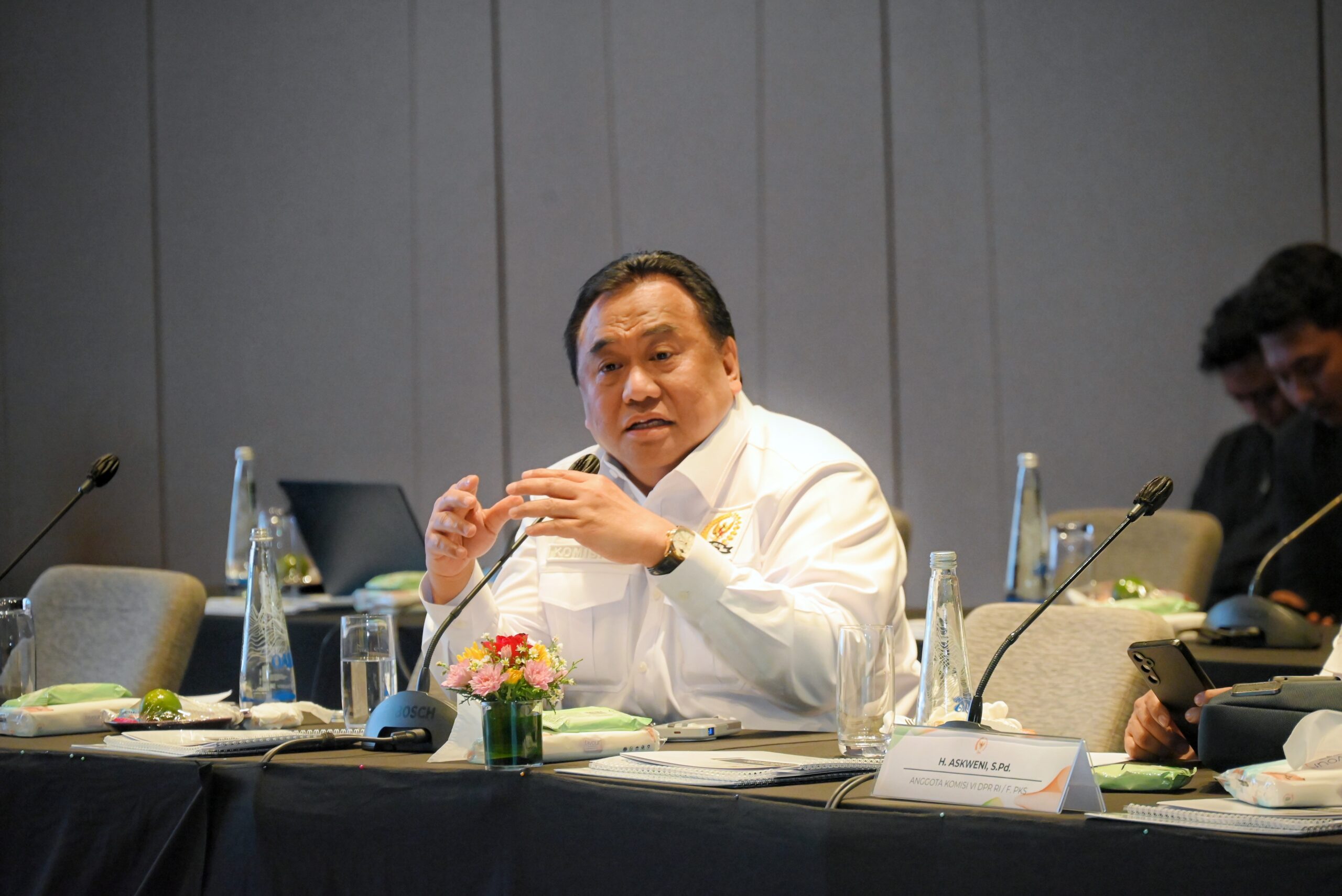 Anggota Komisi VI DPR RI Rachmat Gobel saat mengikuti pertemuan dengan Kemendag, Bulog, ID FOOD, BP BUMN dan Danantara di Denpasar, Jumat (5/12/2025). Foto: Tari/vel.