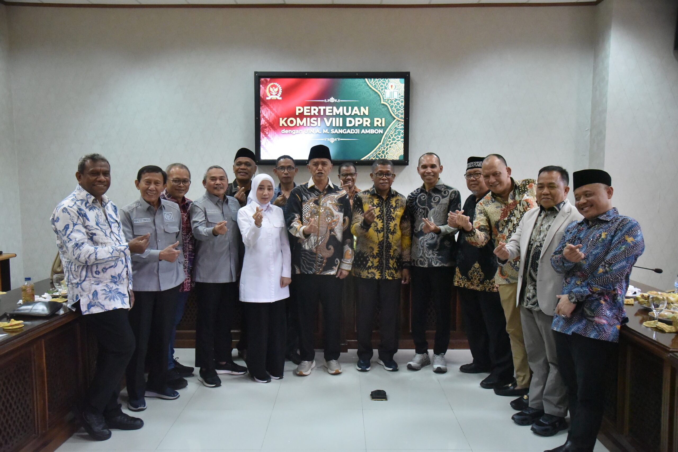 Wakil Ketua Komisi VIII DPR RI Singgih Januratmoko saat pertemuan dengan pimpinan perguruan tinggi keagamaan Universitas Islam Negeri AM Sangadji dan Institut Agama Kristen Negeri Ambon di Ambon, Maluku, Kamis (11/12/2025). Foto : Aar/Andri.