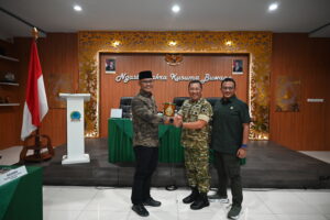 Wakil Ketua Komisi I DPR RI, Sukamta, saat bertukar cenderamata usai memimpin pertemuan di Korem 072/Pamungkas, Yogyakarta, Jumat (12/12/2025). Foto: Shane/vel.