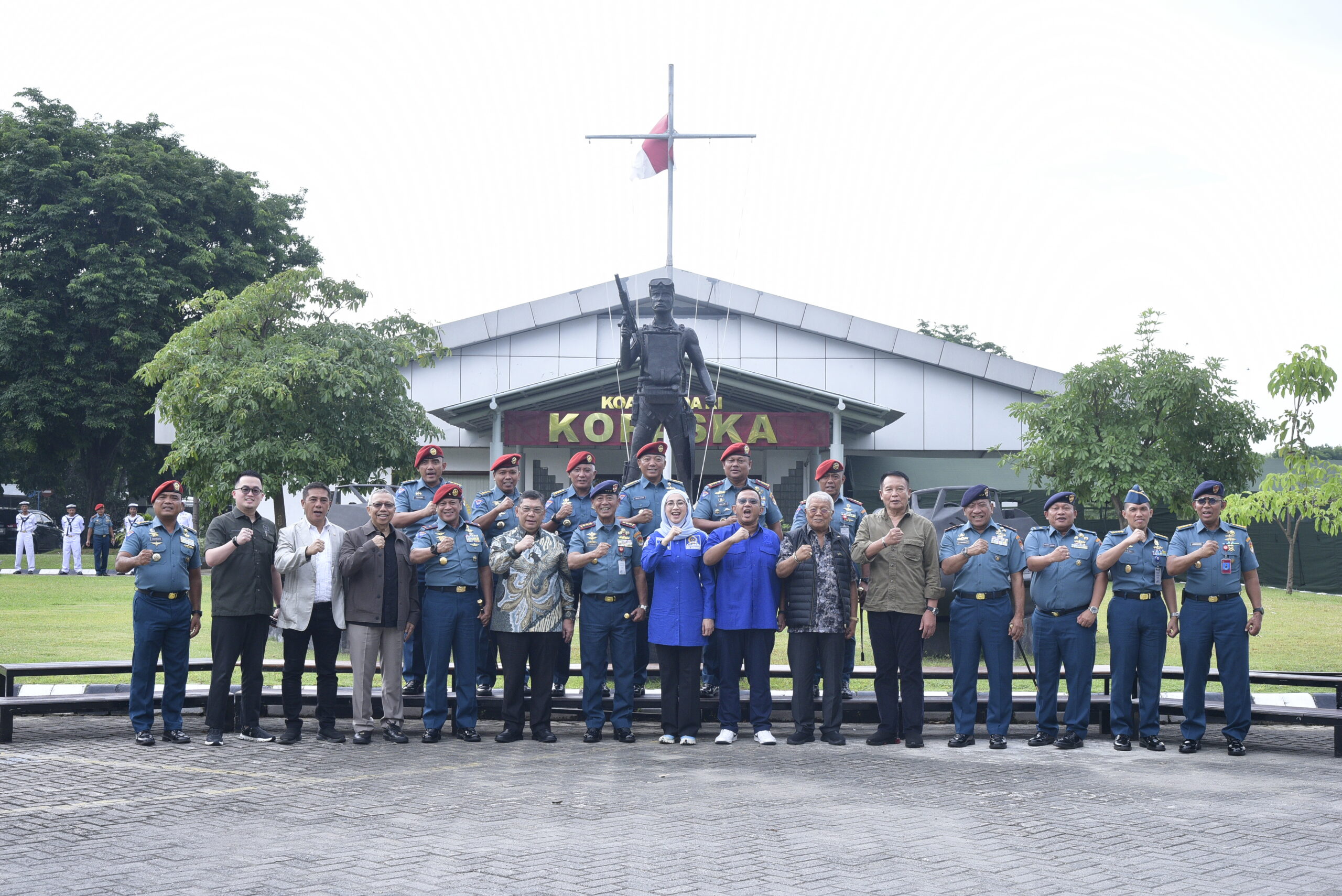 Tim kunspek Komisi I DPR RI foto bersama dengan Pangkoarmada Laksdya TNI Denih Hendrata, Dankopaska Laksma TNI Joko Andriyanto, serta jajaran pejabat TNI lainnya di Markas Kopaska–Puskopaska TNI AL, Surabaya, Selasa (02/12/2025). Foto: Munchen/vel.