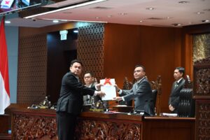 Wakil Ketua DPR RI Sufmi Dasco Ahmad saat menerima laporan terkait RUU Penyesuaian Pidana dari Wakil Ketua Komisi III DPR RI Dede Indra Permana Soediro di rapat paripurna. Foto: Mares/vel.