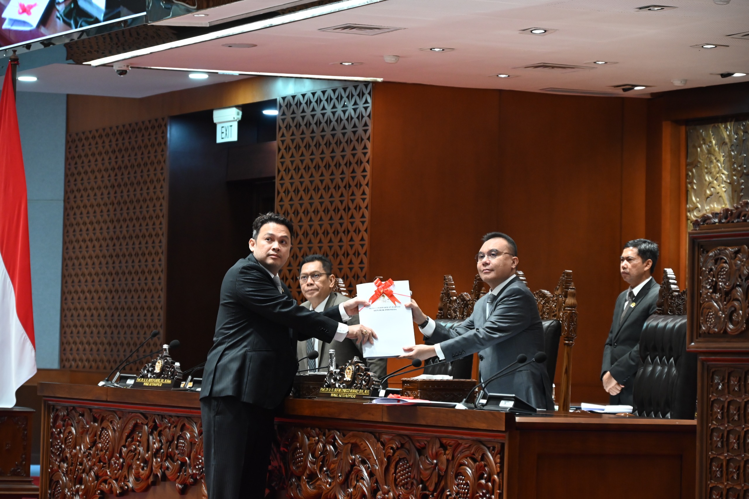 Wakil Ketua DPR RI Sufmi Dasco Ahmad saat menerima laporan terkait RUU Penyesuaian Pidana dari Wakil Ketua Komisi III DPR RI Dede Indra Permana Soediro di rapat paripurna. Foto: Mares/vel.