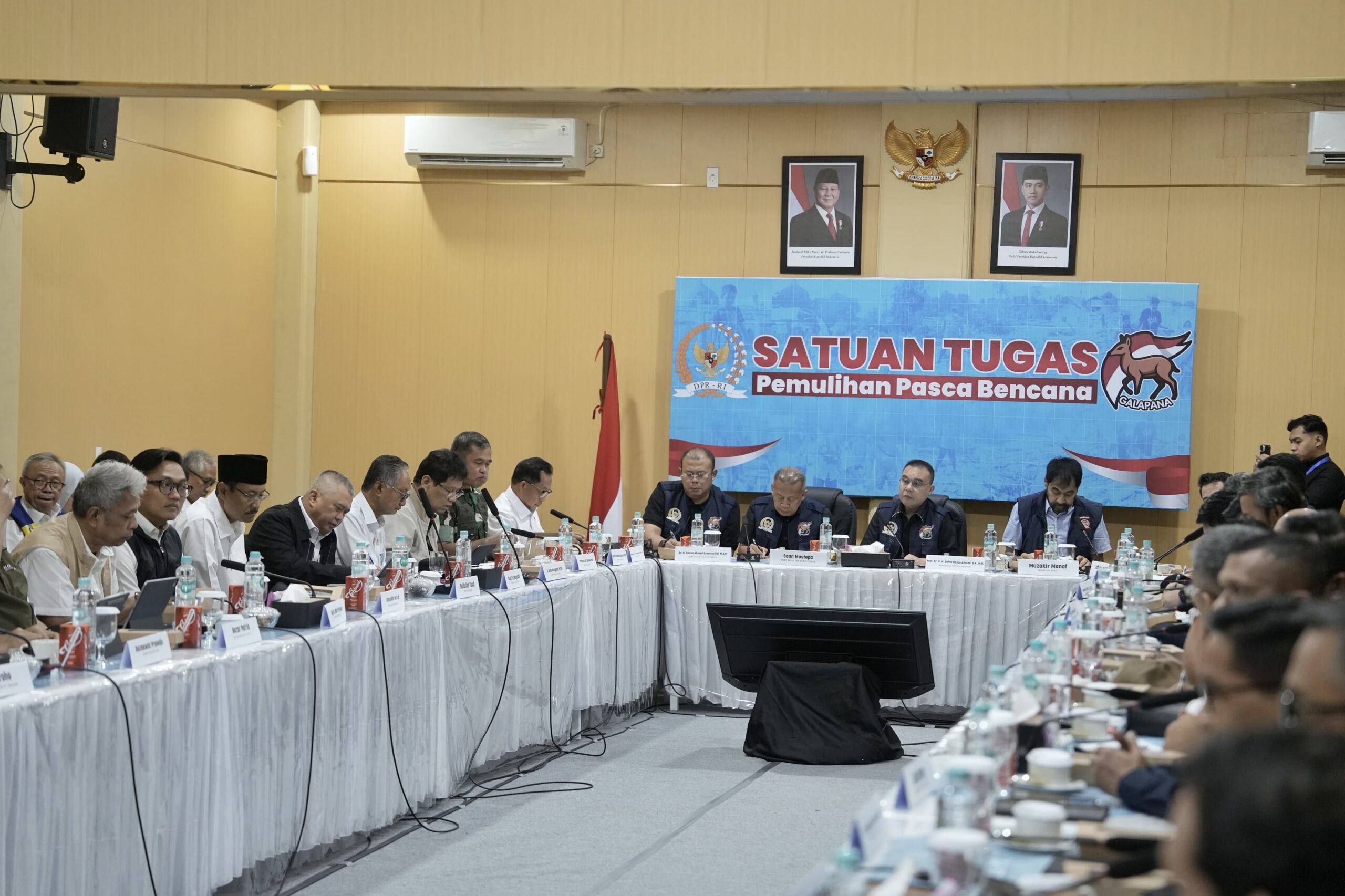 Suasana Rapat Koordinasi Satgas Pemulihan Pascabencana DPR RI bersama sejumlah kementerian dan mitra di Kota Banda Aceh, Provinsi Aceh, Selasa (30/12/2025). Foto : Yoga/Andri.