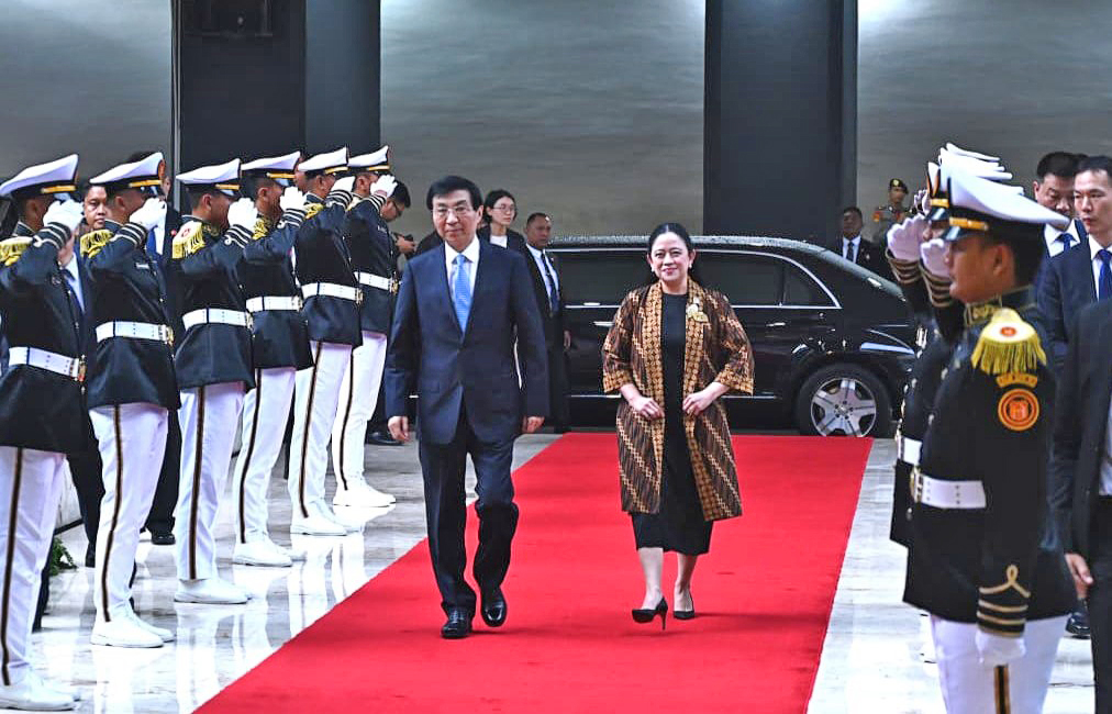 Ketua DPR RI Puan Maharani menyambut langsung Wang Huning berserta delegasi yang tiba di Gedung Nusantara, Kompleks Parlemen, Senayan, Jakarta, pukul 16.23 WIB, Rabu (3/12/2025). Foto : Runi/Andri.