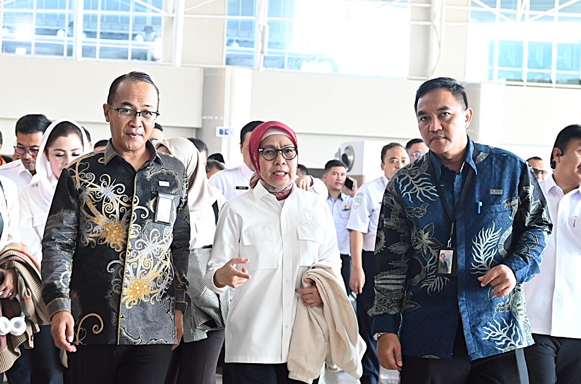 Ketua Tim Kunjungan Kerja Spesifik Komisi V DPR RI, Yasti Soepredjo Mokoagow saat memimpin pertemuan Kunsfik Komisi V DPR RI di Manado, Sulawesi Utara, Kamis (27/11/2025). Foto : Vel/Andri