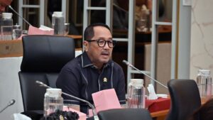 Anggota Komisi IV DPR RI, Firman Soebagyo saat mengikuti RDPU Komisi IV bersama Dewan Pengurus Yayasan Wahana Aksi Kritis Nusantara di ruang Komisi IV, Senin (1/12). Foto: Karisma/vel.