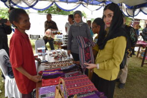 Anggota DPR RI Komisi VII DPR RI Novita Hardini, saat Kunjungan Kerja Spesifik Komisi VII DPR RI ke Sanggar Seni Nani Bili, Kota Sorong, Papua Barat Daya. Foto: Singgih/vel.