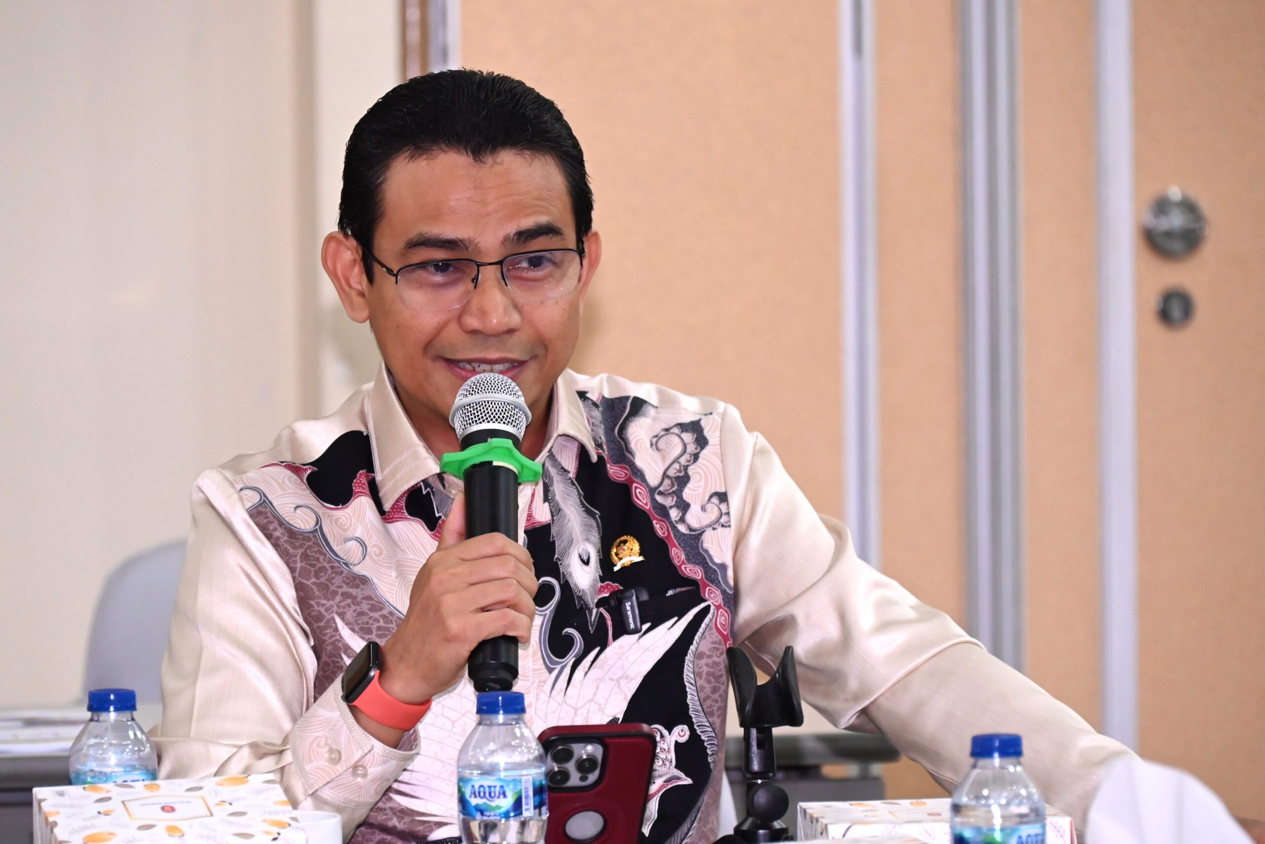 Anggota Komisi VII DPR RI, Hendry Munief saat melakukan kunjungan kerja Spesifik Komisi VII DPR RI ke Cikarang, Jawa Barat, Rabu (27/11/2025). Foto : Uc/Andri
