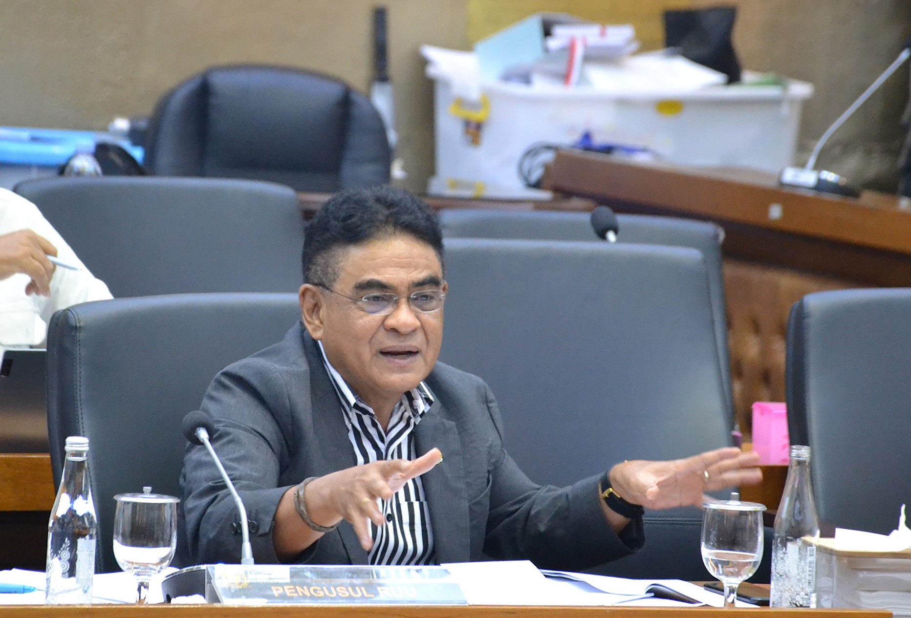 Anggota Badan Legislasi (Baleg) DPR RI Andreas Hugo Pareira dalam Raker Panja Harmonisasi RUU tersebut di Ruang Rapat Baleg, Gedung Nusantara, DPR RI, Senayan, Jakarta, Rabu (3/12/2025). Foto : Mares/Andri.