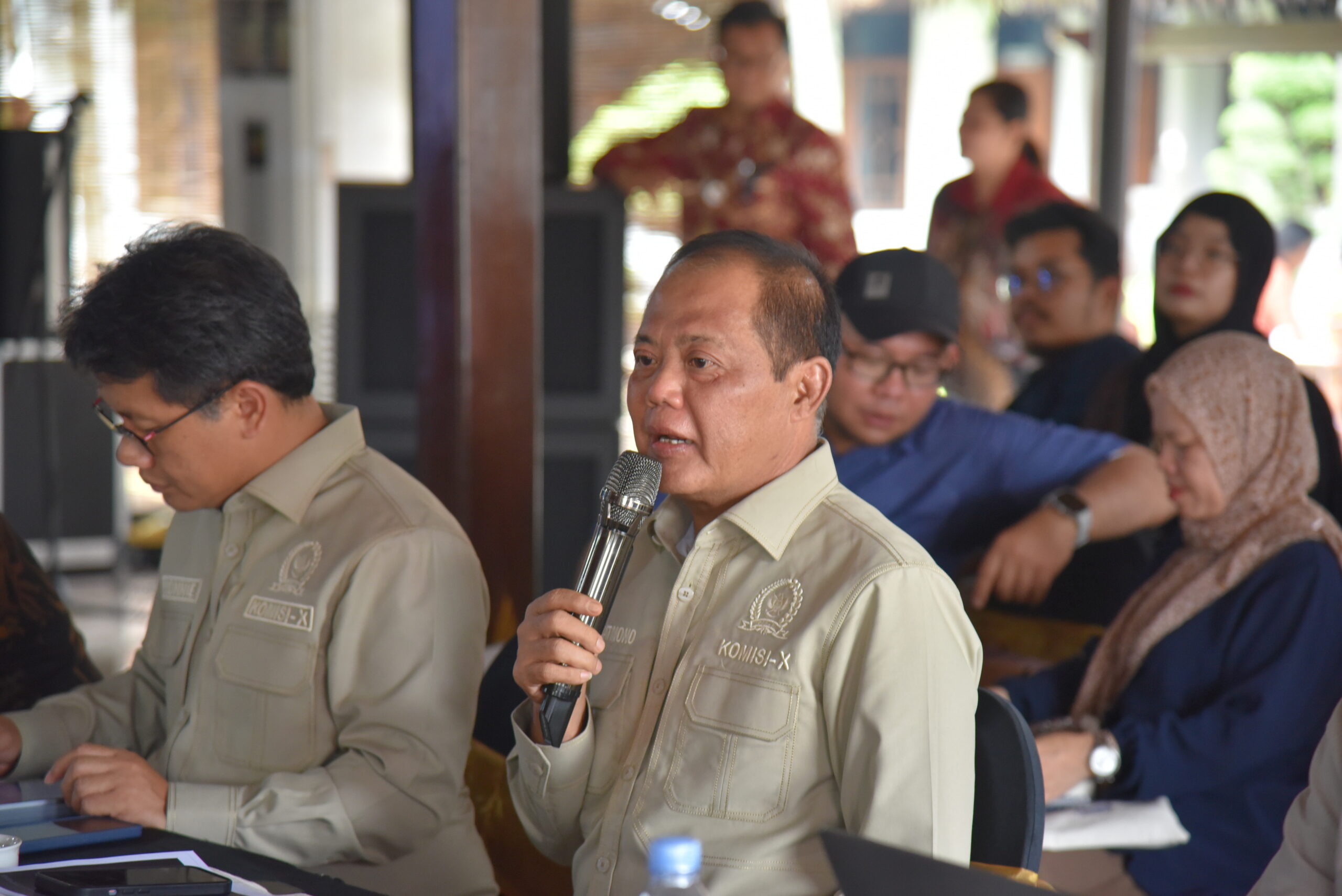 Anggota Komisi X DPR RI Juliyatmono dalam rangkaian kunjungan kerja Panja Pelestarian Cagar Budaya Komisi X DPR RI di Mojokerto, Jawa Timur, Rabu (27/11/2025). Foto : Blf/Andri