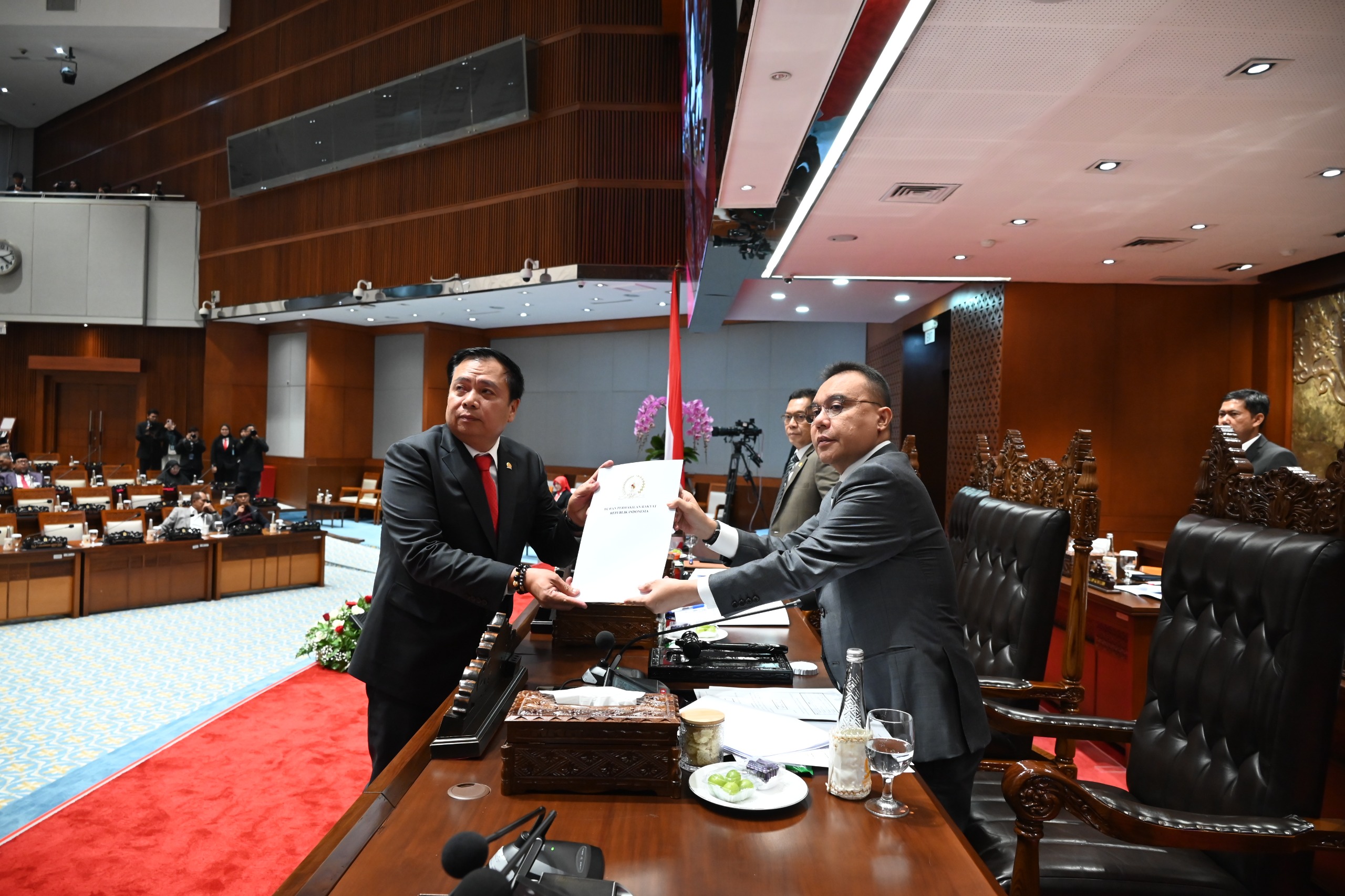 Ketua Komisi V DPR RI, Lasarus, saat memberikan laporan terkait hasil pembahasan uji kelayakan calon pengurus Lembaga Pengembangan Jasa Konstruksi periode 2025–2029 kepada Wakil Ketua DPR RI Sufmi Dasco Ahmad. Foto: Mares/vel.