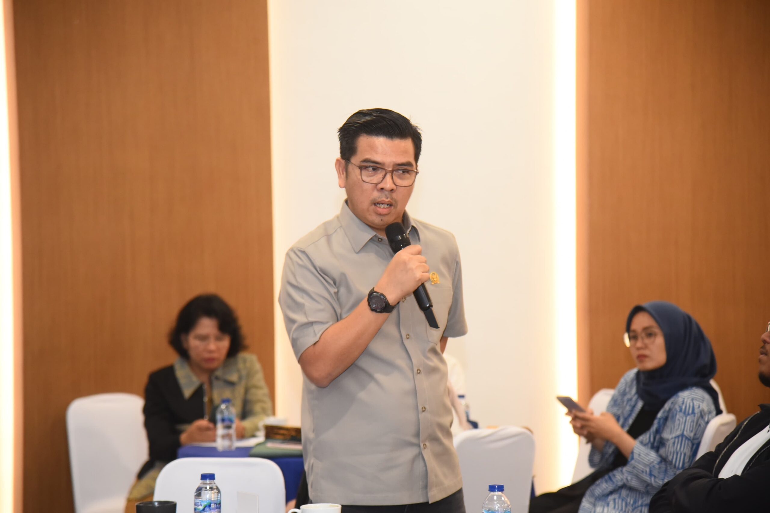 Anggota Komisi VII DPR RI Bane Raja Manalu saat mengikuti pertemuan di Kawasan Danau Toba, Provinsi Sumatera Utara, Senin (1/12/2025). Foto: Dep/vel.