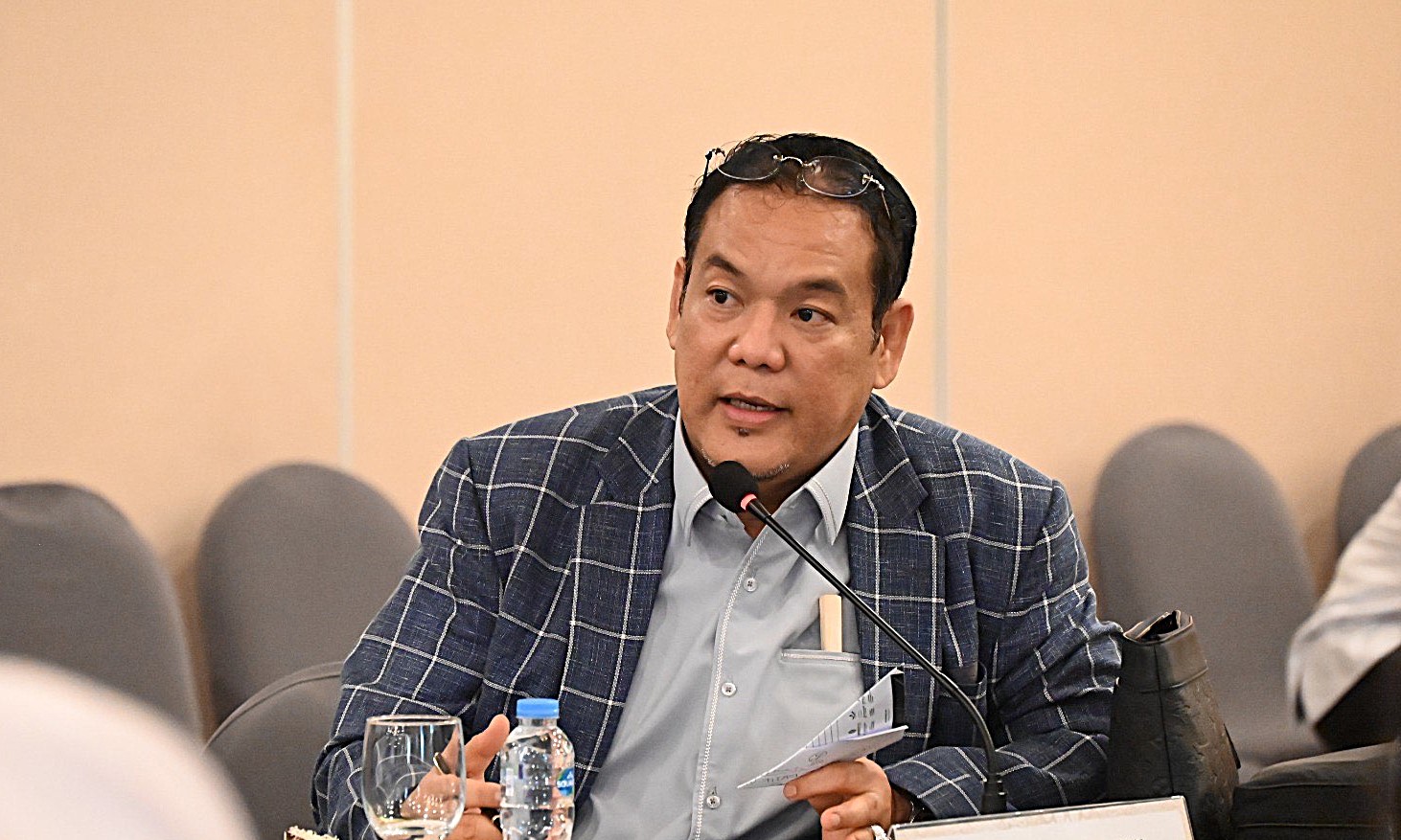 Anggota Komisi XII DPR RI Yulian Gunhar saat mengikuti Kunjungan Kerja Spesifik Panja Peningkatan Pendapatan Negara (PPN) Komisi XII DPR RI di Balikpapan, Kalimantan Timur, Rabu (26/11/2025). Foto : Int/Andri