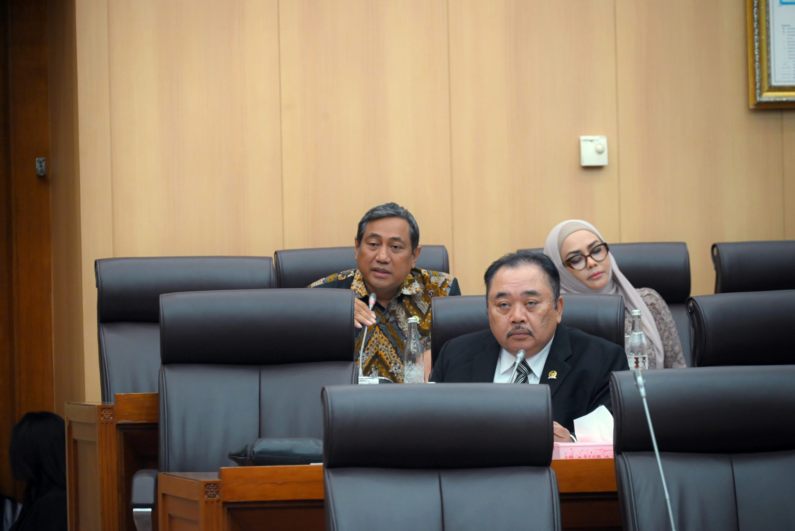 Anggota Komisi XII DPR RI Rokhmat Ardiyan saat Rapat Kerja Komisi XII bersama Menteri Lingkungan Hidup di Gedung Nusantara I, DPR RI, Senayan, Jakarta, Rabu (03/12/2025). Foto : Mentari/rni.