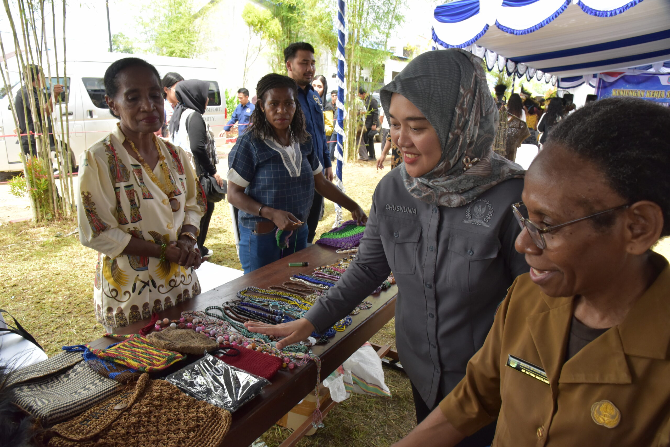 Wakil Ketua Komisi VII DPR RI, Chusnunia Chalim, saat kunjungan kerja spesifik ke Sanggar Seni Nini Bili, Kota Sorong, di Papua Barat Daya. Foto: Singgih/vel.
