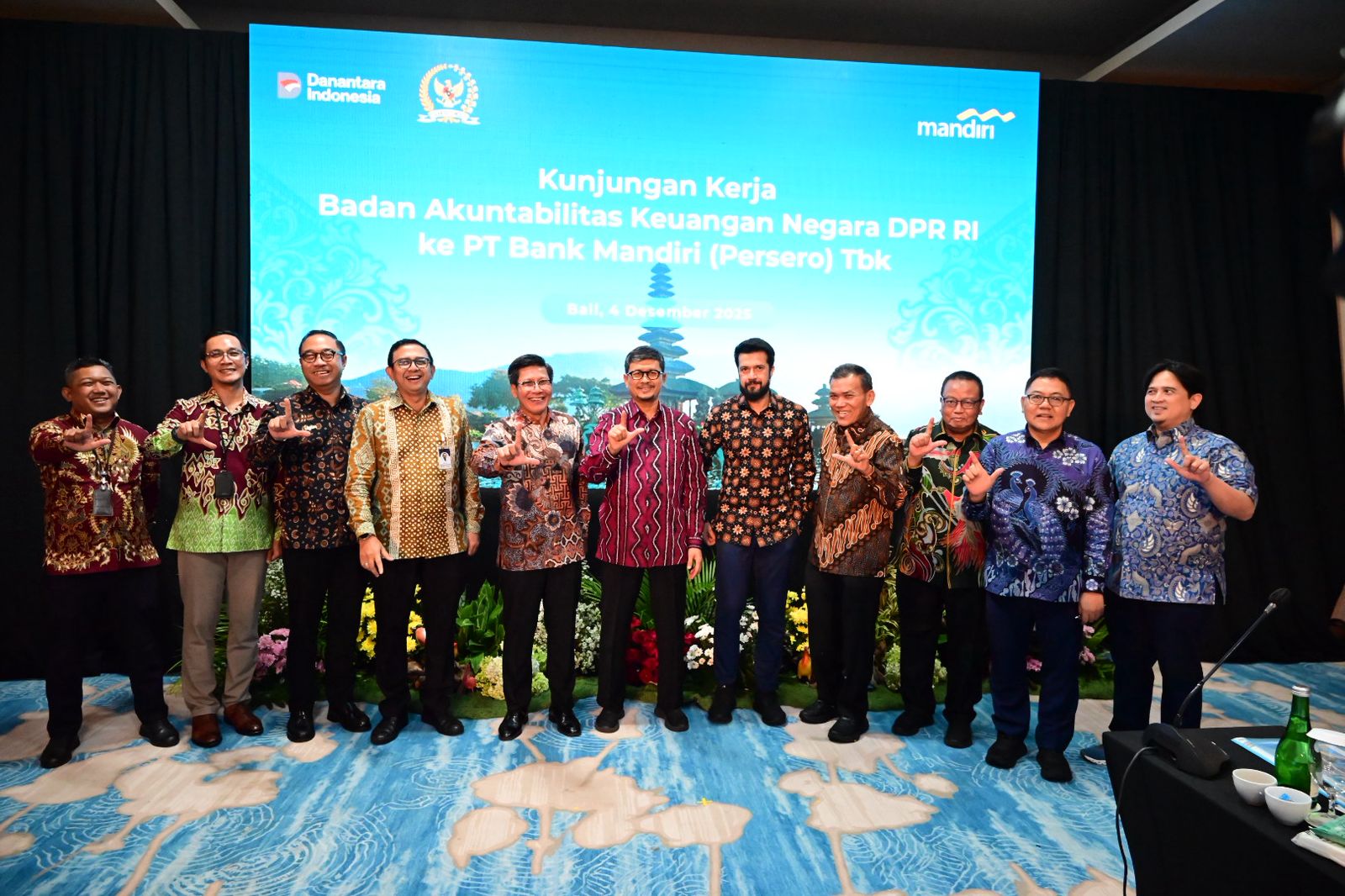 Wakil Ketua Badan Akuntabilitas Keuangan Negara (BAKN) DPR RI, Amin AK saat foto bersama usai Kunjungan Kerja Spesifik BAKN dengan Bank Mandiri di Provinsi Bali, Kamis, (4/12/2025). Foto : Ubaid/Han.