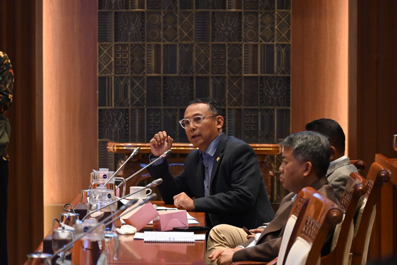 Anggota Komisi I DPR RI, Junico B.P. Siahaan, saat mengikuti Rapat Kerja Komisi I DPR RI dengan Menkomdigi di Ruang Rapat Komisi I, Senin, (8/12/2025). Foto: Mahendra/vel.