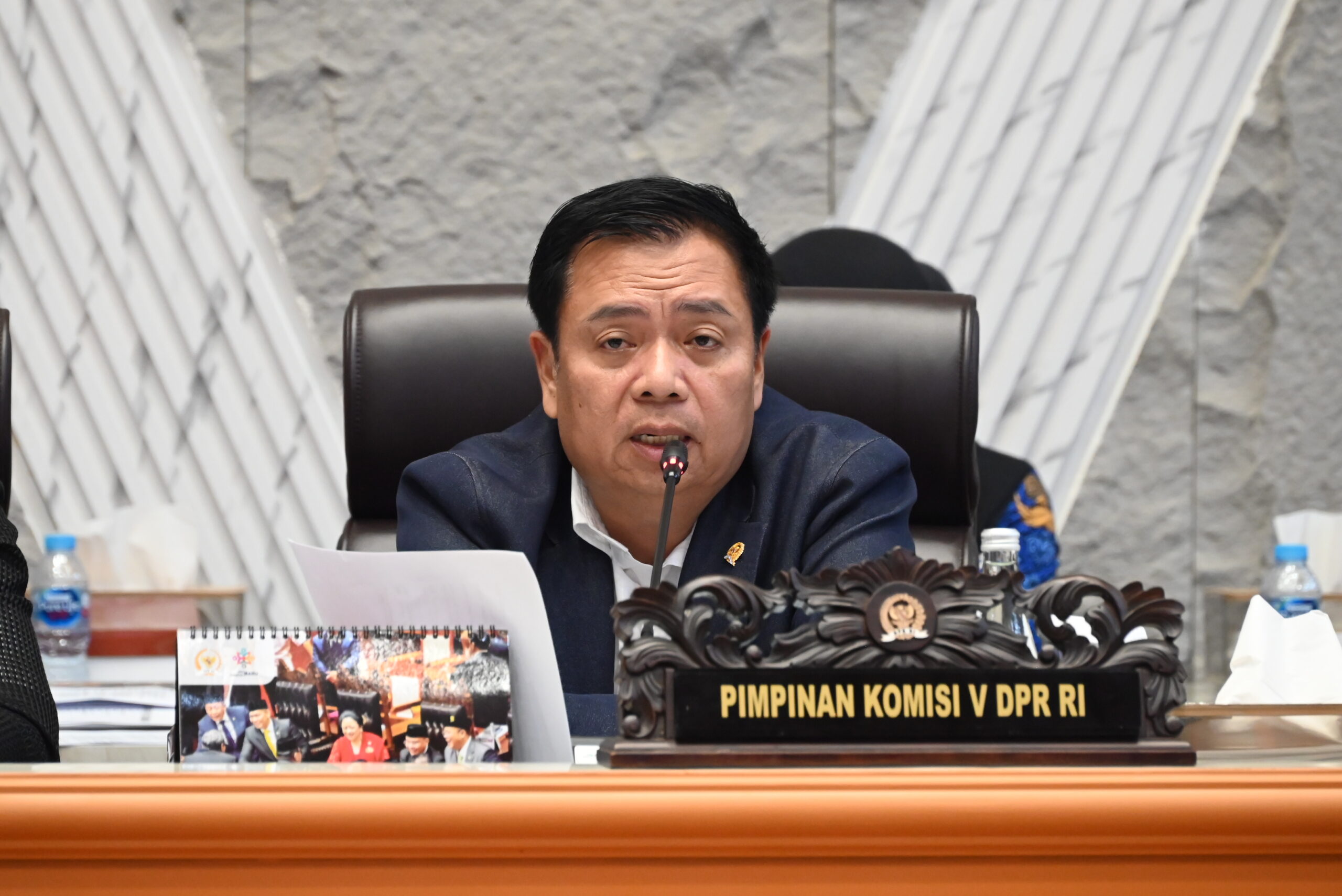 Ketua Komisi V DPR RI, Lasarus saat memimpin Rapat Dengar Pendapat dengan Kepala BMKG dan Kepala BNPP/Basarnas di Senayan, Jakarta, Senin (1/12/2025). Foto: Arifman/vel.