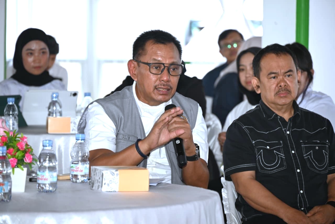 Anggota Komisi IX DPR RI Heru Tjahjono saat mengikuti pertemuan Kunjungan Kerja Spesifik (Kunspek) Komisi IX DPR RI ke Kabupaten Bandung, Senin (1/12/2025). Foto: Eko/vel.