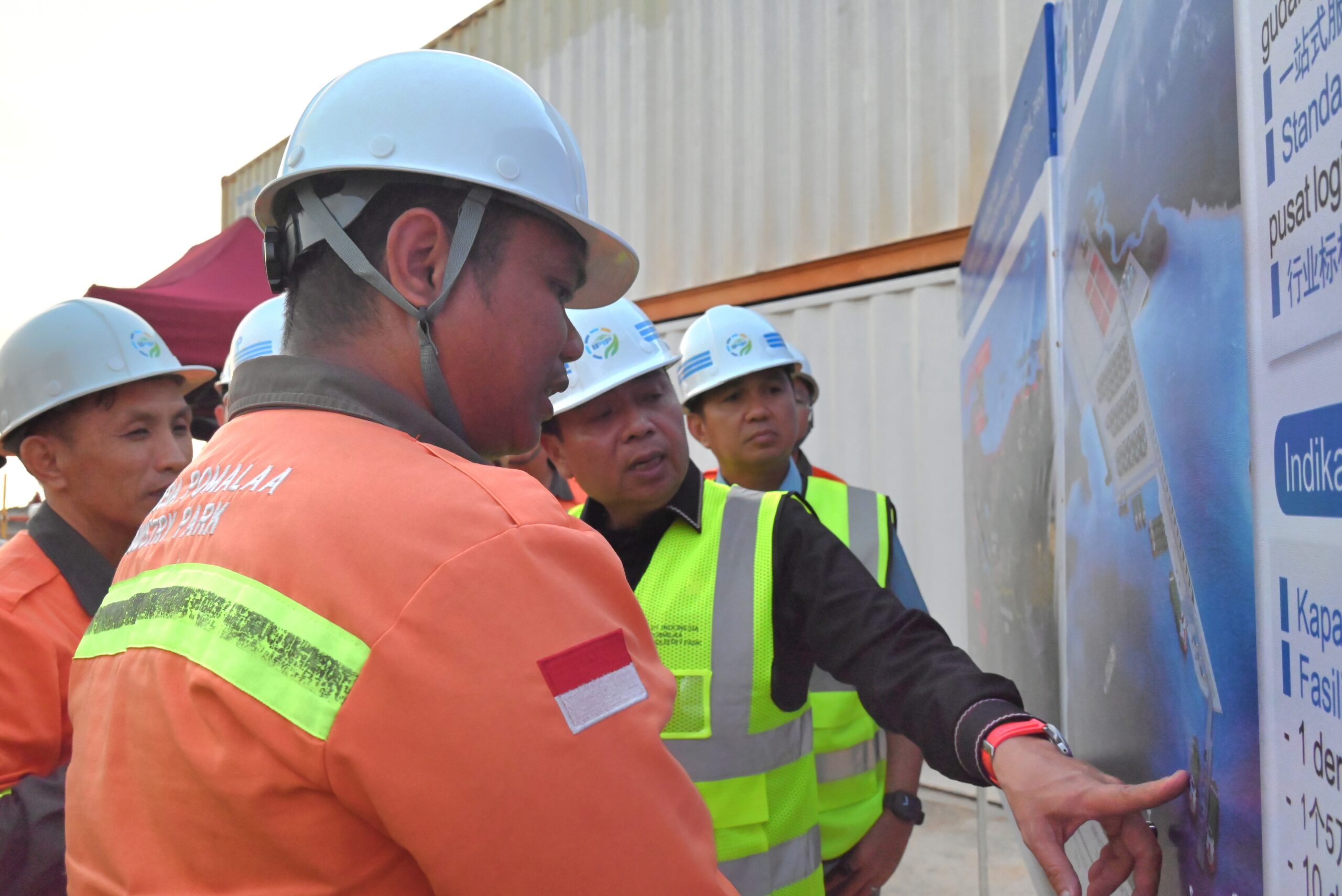 Ketua Komisi V DPR RI, Lasarus, saat melakukan kunjungan kerja spesifik di Kabupaten Kolaka, Sulawesi Tenggara, Kamis (27/11/2025). Foto: Balggys/vel