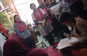 Ketua DPR RI Puan Maharani didampingi Walikota Semarang, Agustina Wilujeng Pramestuti saat mengunjungi Kampoeng Djadhoel yang terletak di Jalan Batik, Rejomulyo, Kecamatan Semarang Timur, Kota Semarang, Sabtu (29/11/2025). Foto: Ist/vel