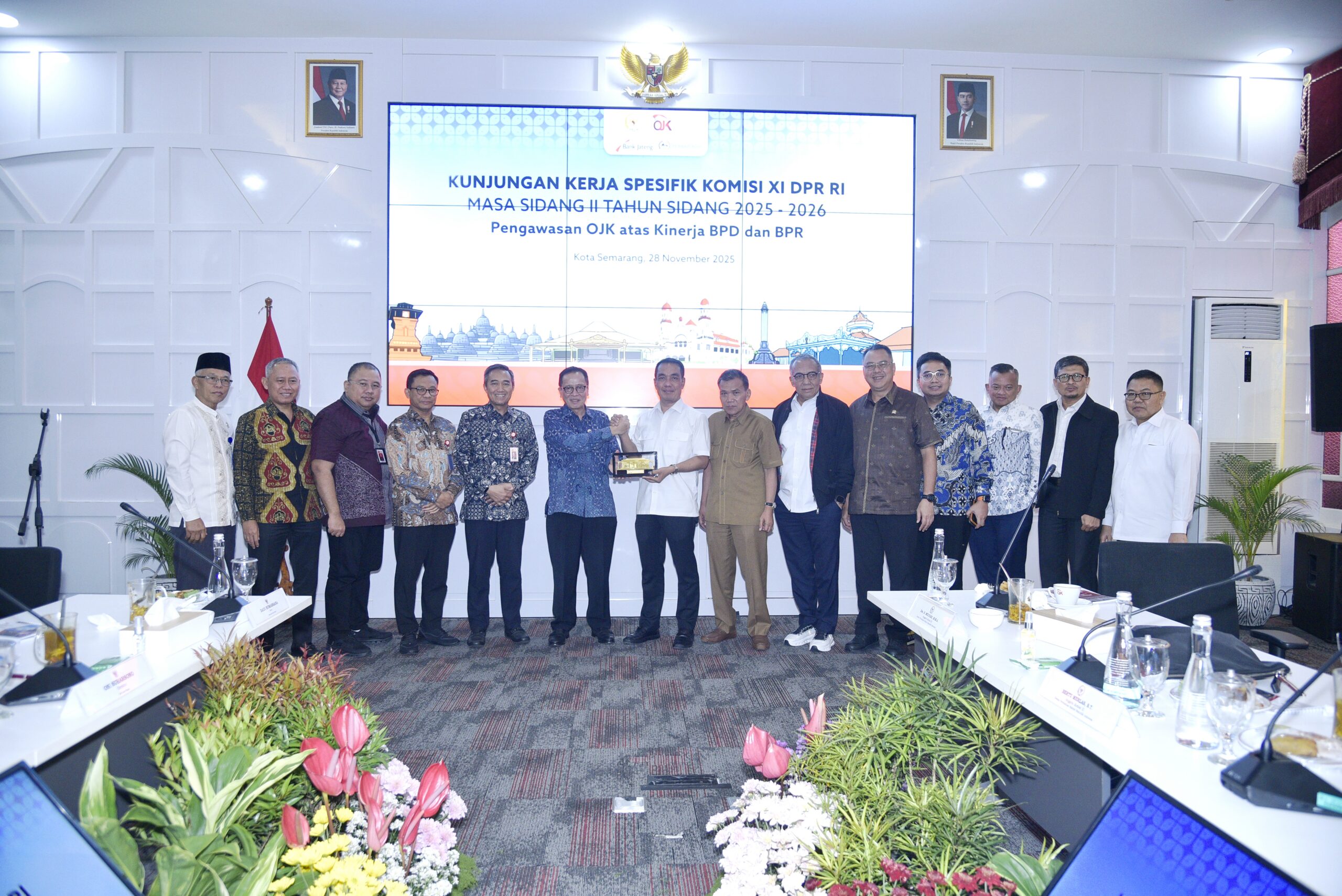 Wakil Ketua Komisi XI DPR RI Fauzi Amro bertukar cinderamata dengan Kepala Eksekutif Pengawas Perbankan Dian Ediana Rae pada Kunsfik Komisi XI di Kantor OJK Provinsi Jawa Tengah, Semarang, Jawa Tengah, Jumat (28/11/2025). Foto: Munchen/vel