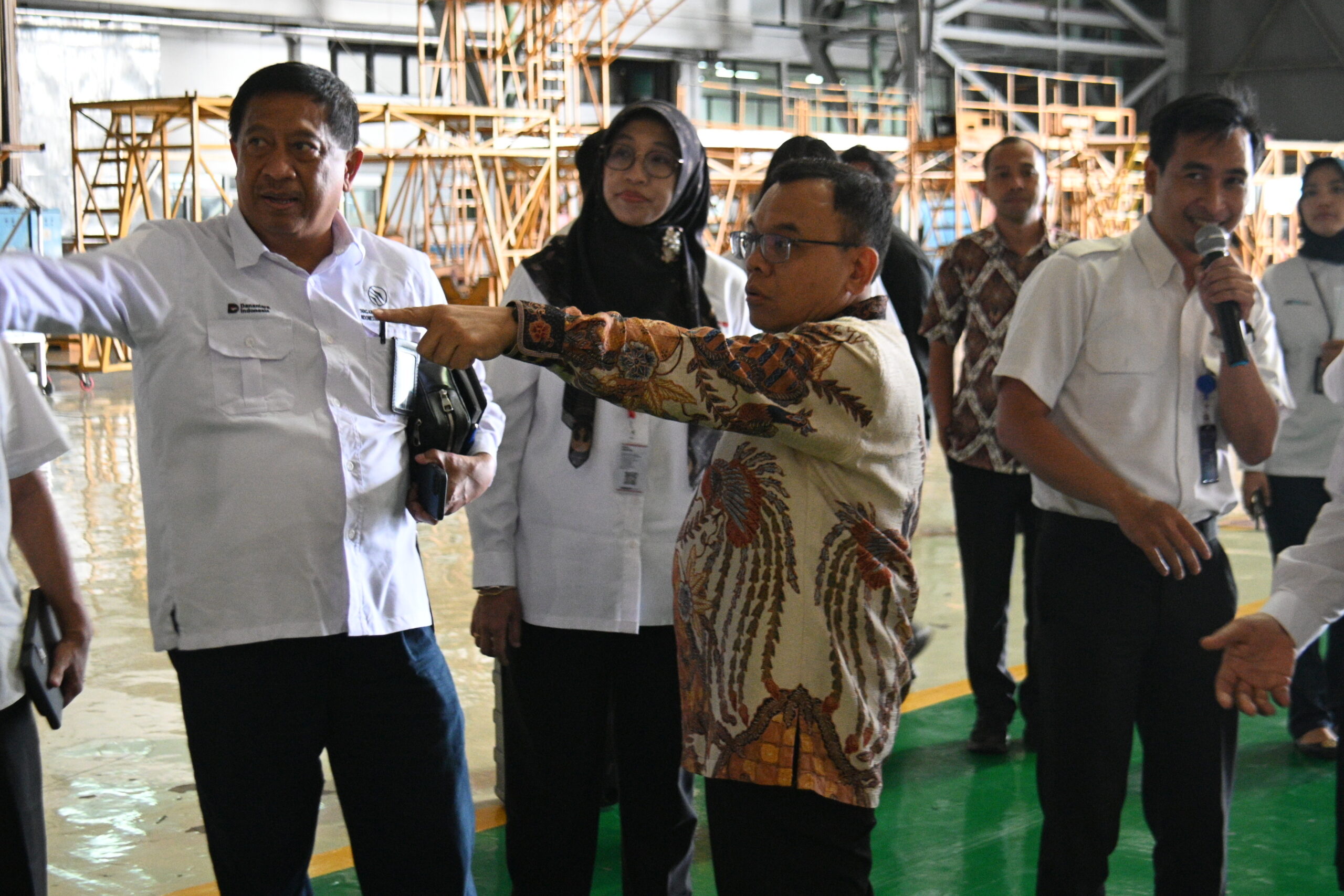 Ketua Komisi VII DPR RI, Saleh Partaonan Daulay, saat memimpin kunjungan kerja Panja Daya Saing Industri ke PTDI di Bandung, Kamis (25/12/2025). Foto: Estu/ve.