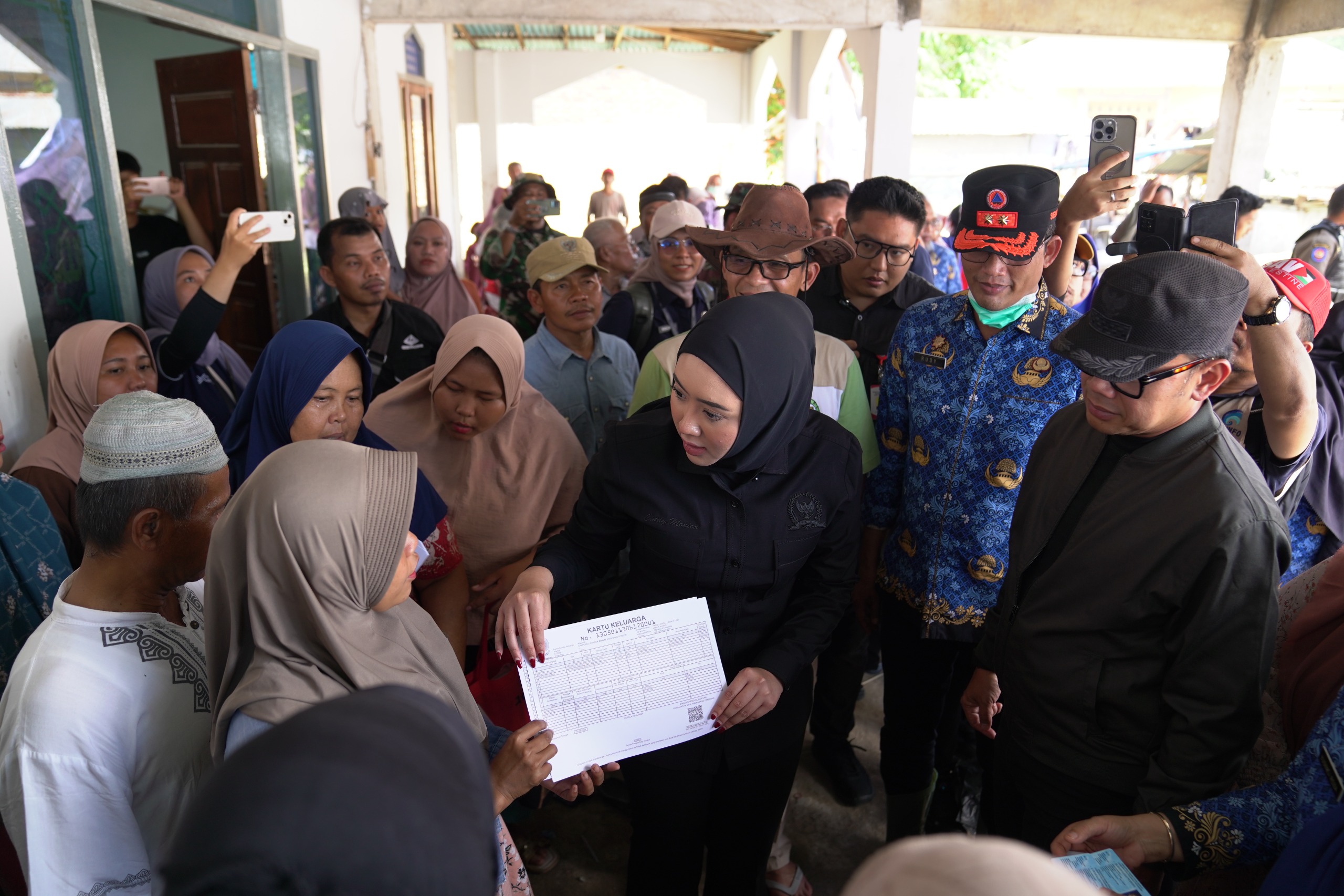 Anggota Komisi II DPR RI Cindy Monica Salsabila Setiawan saat meninjau langsung lokasi banjir dan longsor di Pasia Laweh, Kabupaten Padang Pariaman, Sumatera Barat, Senin (1/12/2025). Foto: Ist/vel.