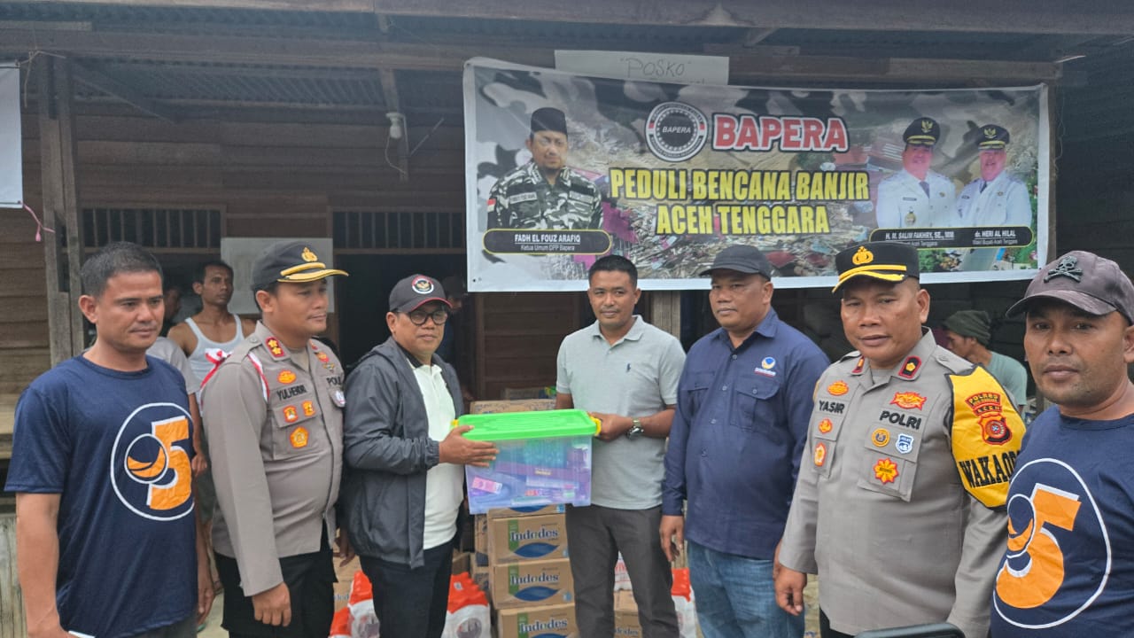 Anggota DPR RI Muslim Ayub kembali menyerahkan bantuan tahap kedua bagi warga terdampak banjir di Kabupaten Aceh Tenggara, beberapa waktu lalu. Foto : Dok/Andri.