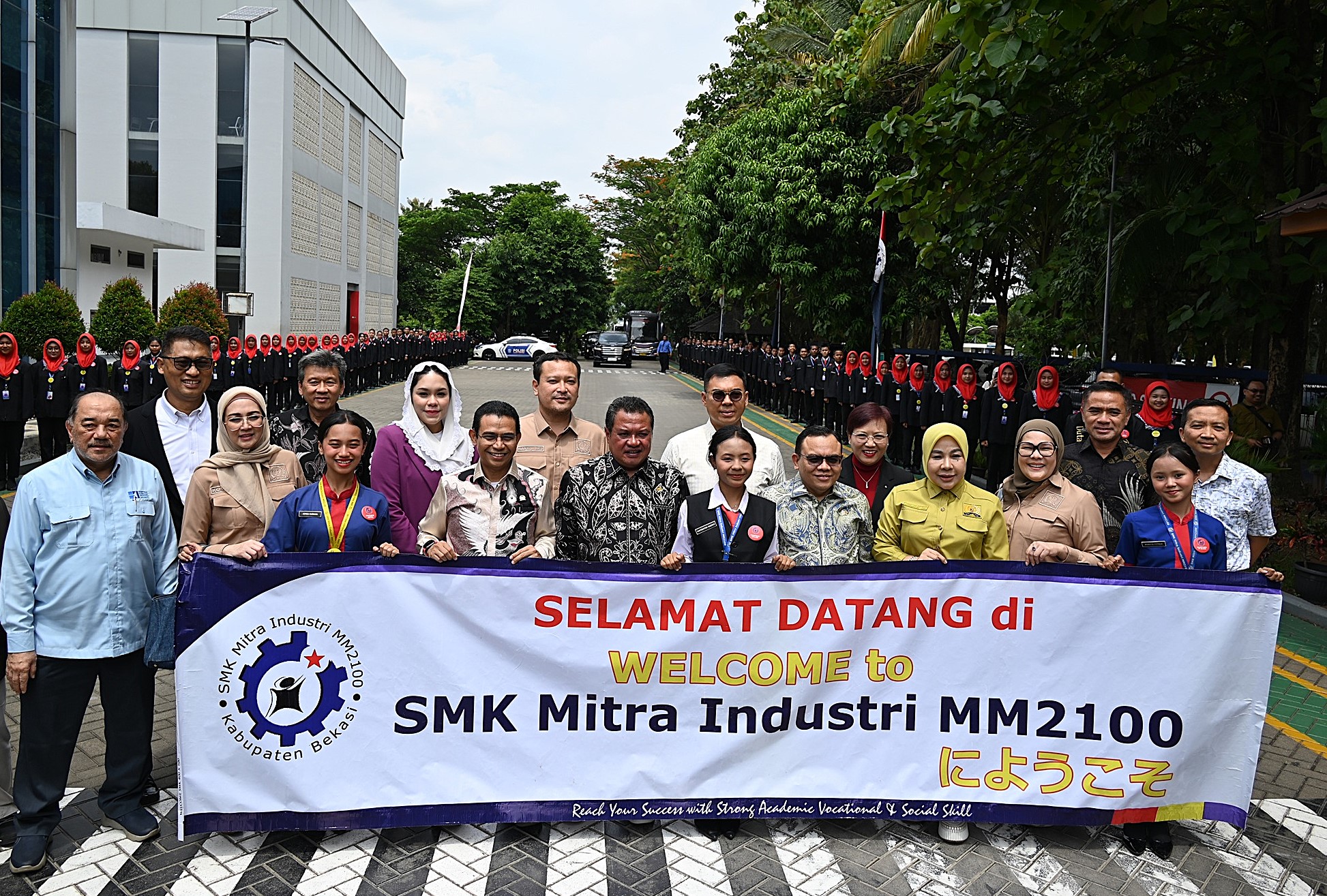 Anggota Komisi VII DPR RI Hendry Munief foto bersama usai kunjungan kerja spesifik ke kawasan industri MM2100 Cikarang di Kabupaten Bekasi, Jawa Barat, Rabu (26/11/2025). Foto : Uc/Andri