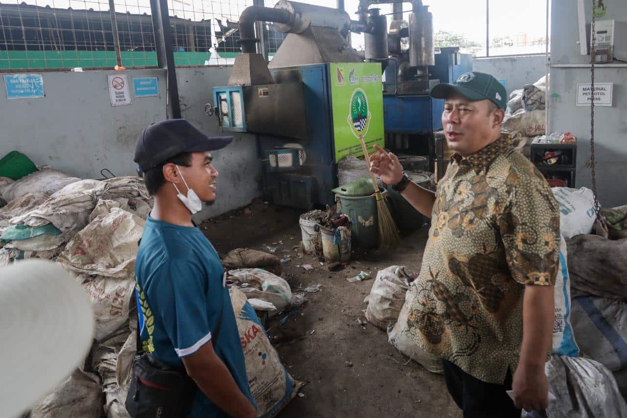 Wakil Ketua DPR RI Cucun Ahmad Samsurijal saat meninjau langsung TPS 3R Padangmukti, Senin (22/12/2025). Foto : Tonda/Andri.
