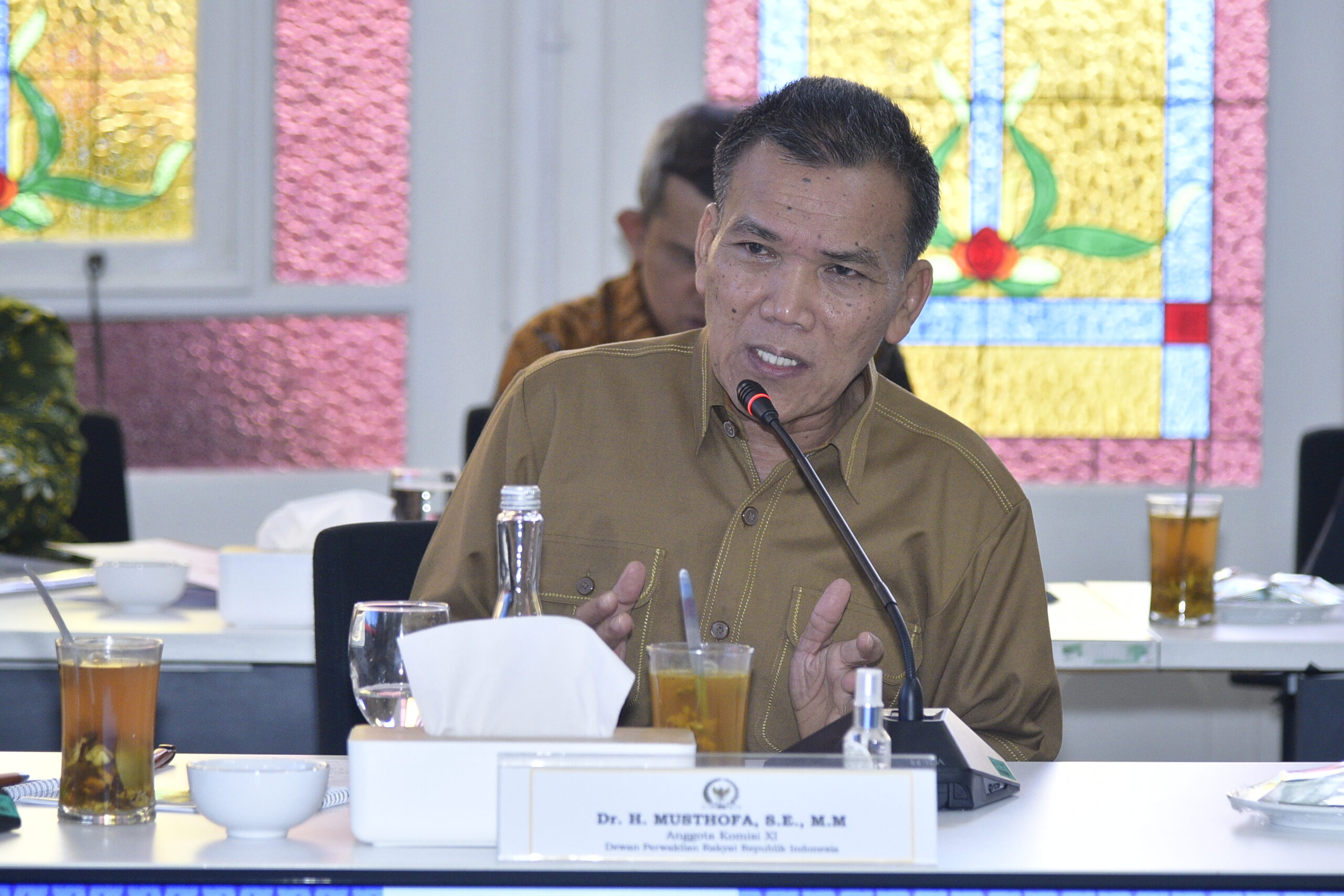 Anggota Komisi XI DPR RI Musthofa saat pendalaman di pertemuan dalam Kunjungan Kerja Spesifik (Kunsfik) Komisi XI di Kantor OJK Provinsi Jawa Tengah, Semarang, hari Jumat (28/11/2025). Foto: Munchen/vel