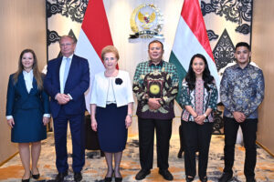 Wakil Ketua DPR RI Bidang Korkesra, Cucun Ahmad Syamsurijal, menerima kunjungan kehormatan delegasi Parlemen Hungaria yang dipimpin oleh First Deputy Speaker of the Hungarian National Assembly , Márta Mátrai, Kamis (4/12/2025). Foto : Farhan/Oji.