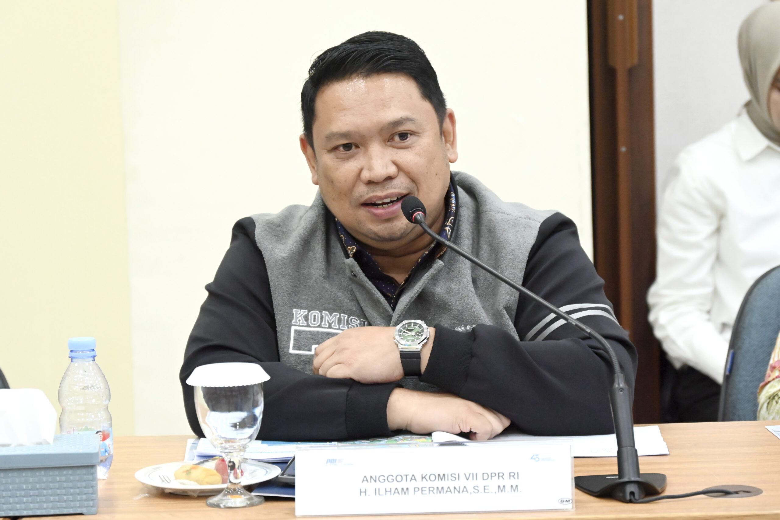 Anggota Komisi VII DPR RI, Ilham Permana, saat kunjungan kerja spesifik Komisi VII ke PT PAL Indonesia di Surabaya, Sabtu (7/12/2025). Foto: mar/vel.