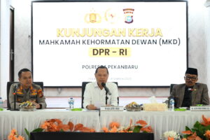 Wakil Ketua MKD DPR RI Adang Daradjatun saat memimpin pertemuan kunjungan kerja spesifik ke Polresta Pekanbaru, Riau, Senin (8/12/2025). Foto: Puntho/vel.